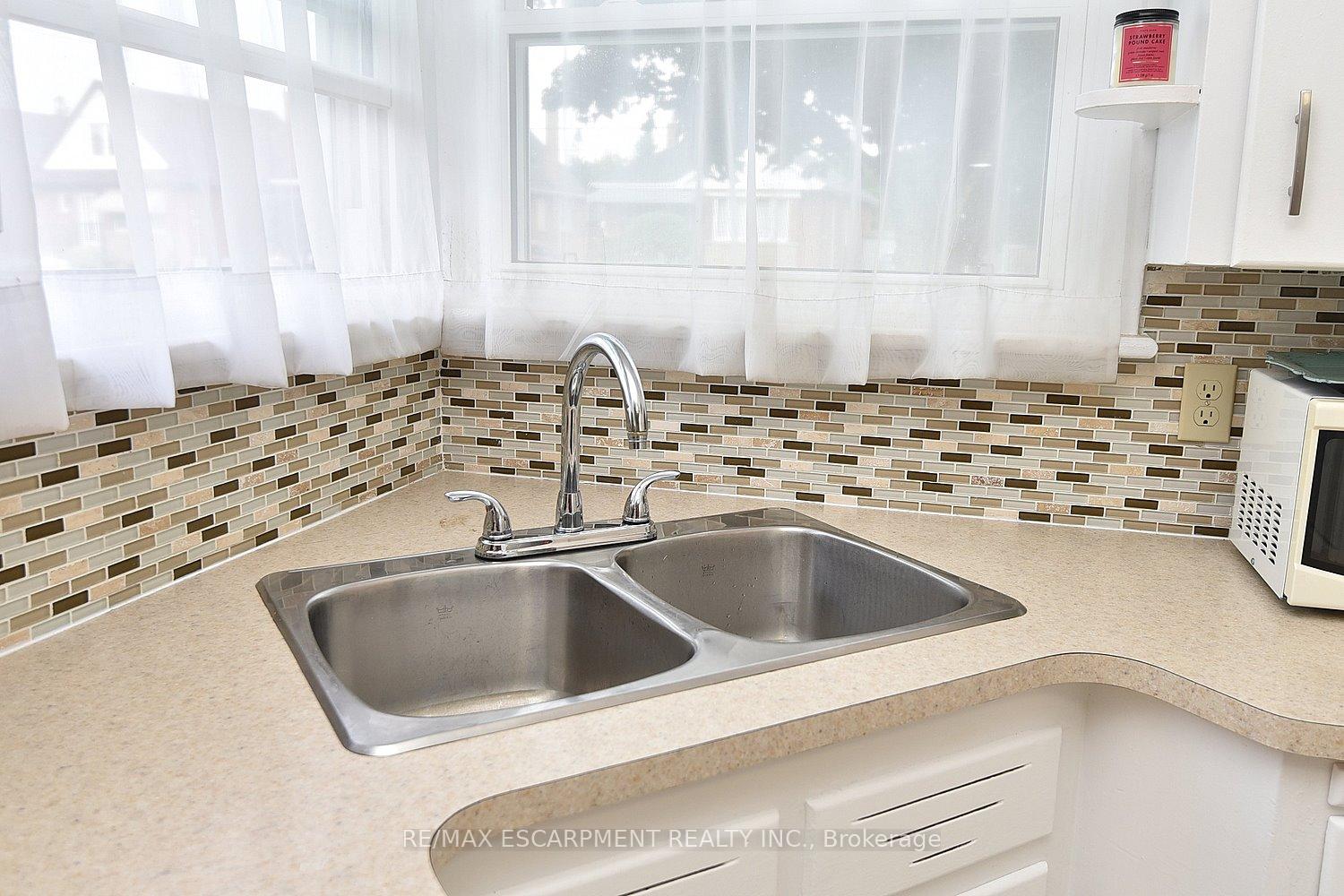 Photo 3 of 141 Reid Avenue S, Hamilton, Glenview — HOMEH