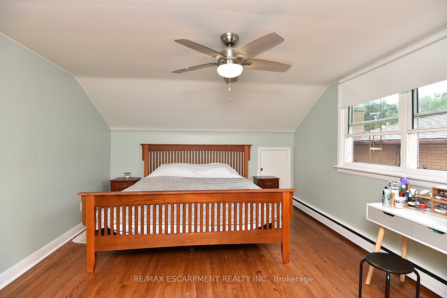 Photo 5 of 141 Reid Avenue S, Hamilton, Glenview — HOMEH
