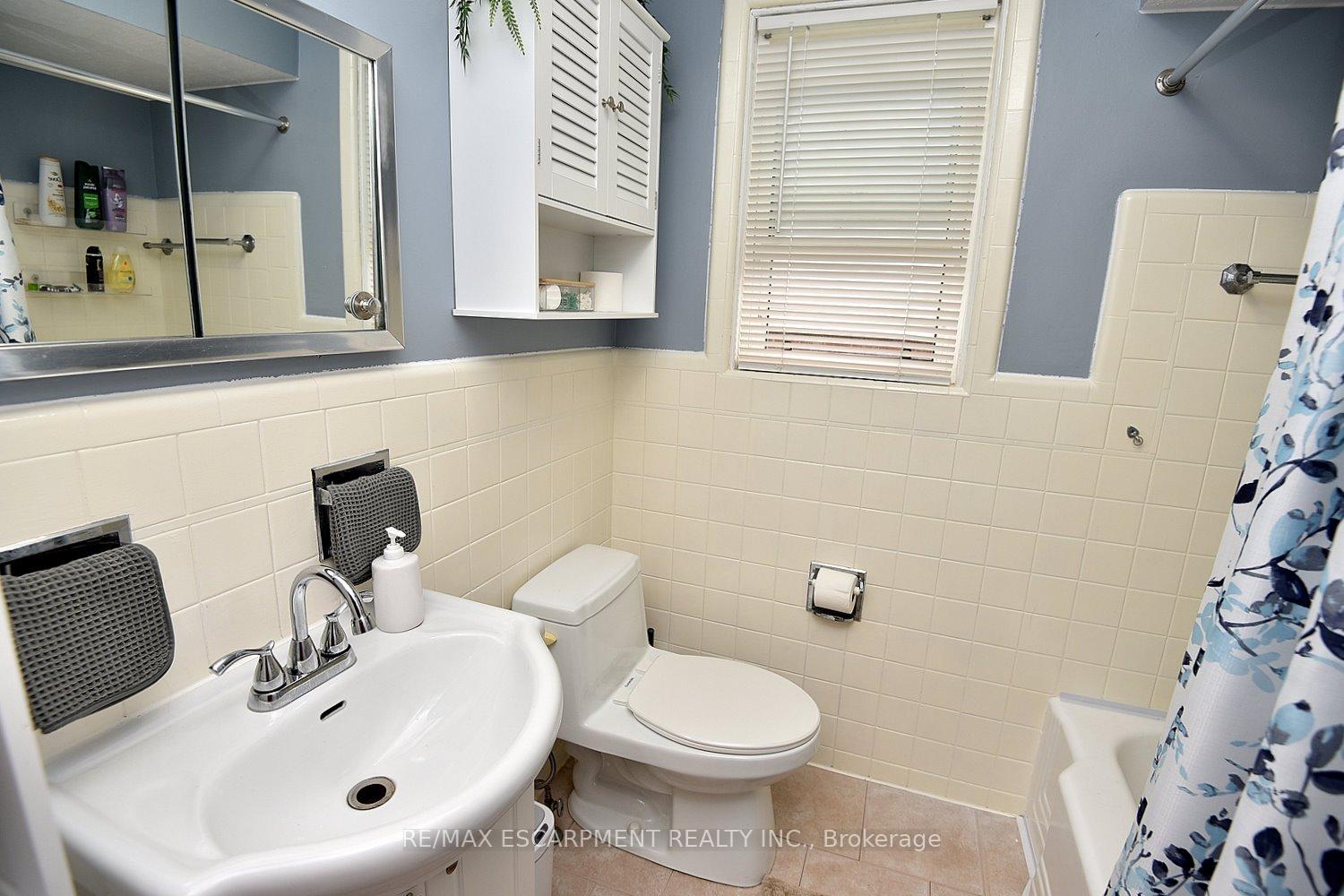 Photo 17 of 141 Reid Avenue S, Hamilton, Glenview — HOMEH