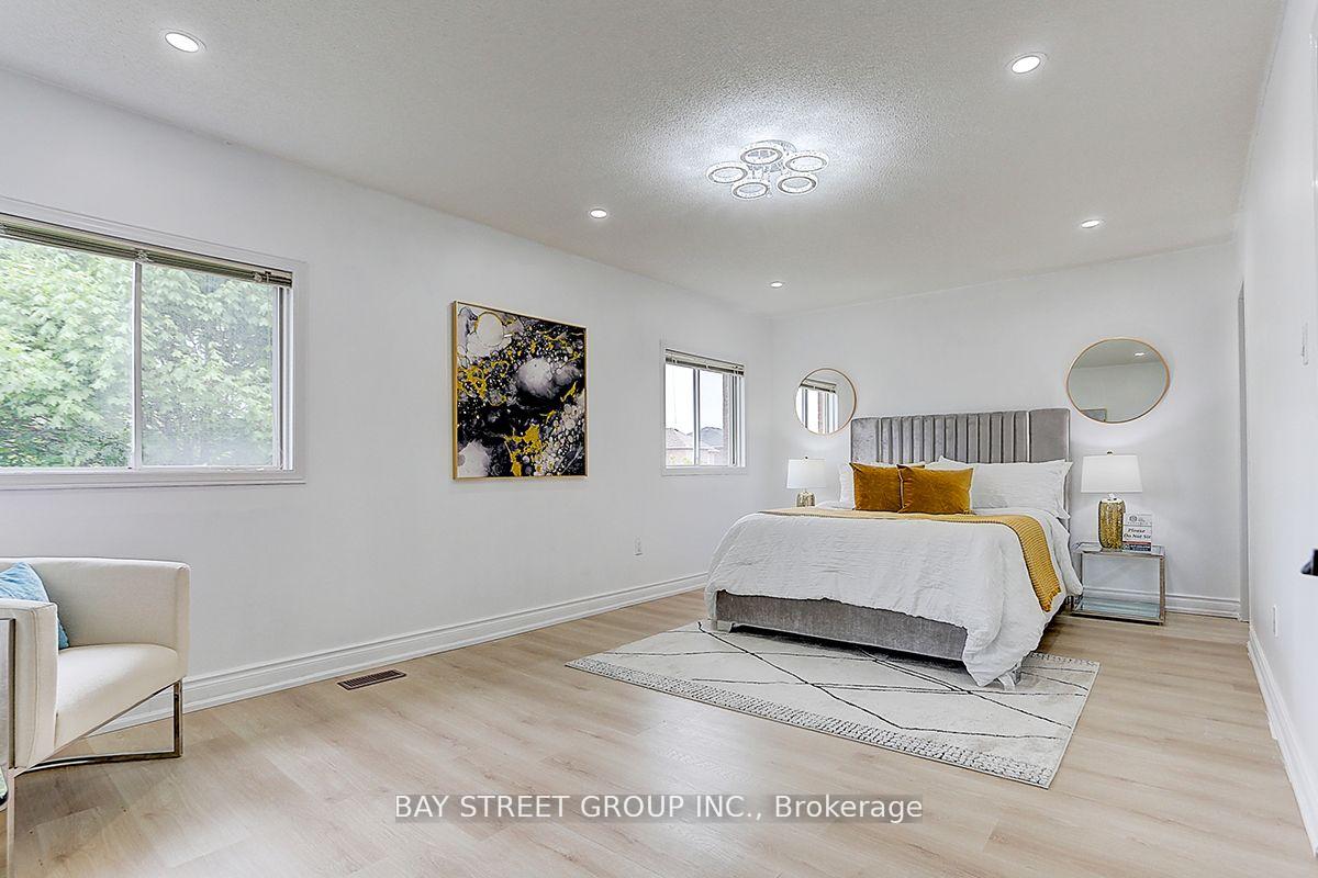 Photo 12 of 36 Elena Crescent, Vaughan, Maple — HOMEH