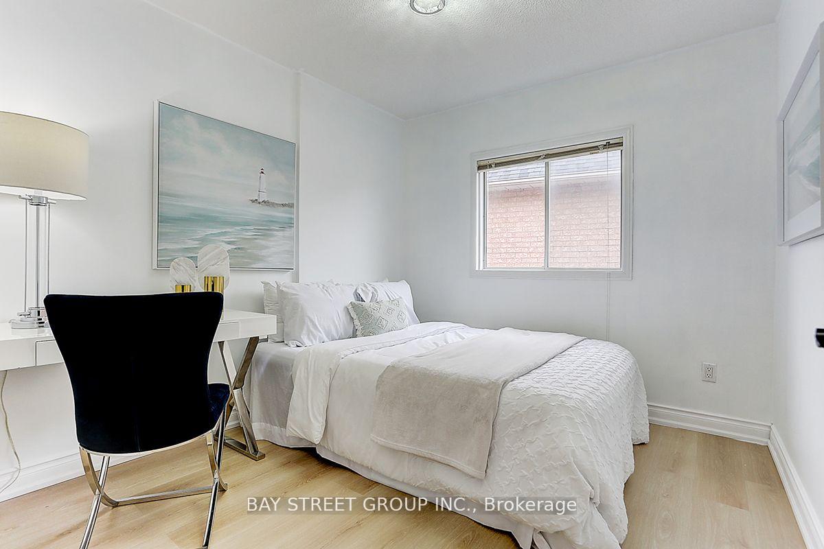 Photo 2 of 36 Elena Crescent, Vaughan, Maple — HOMEH