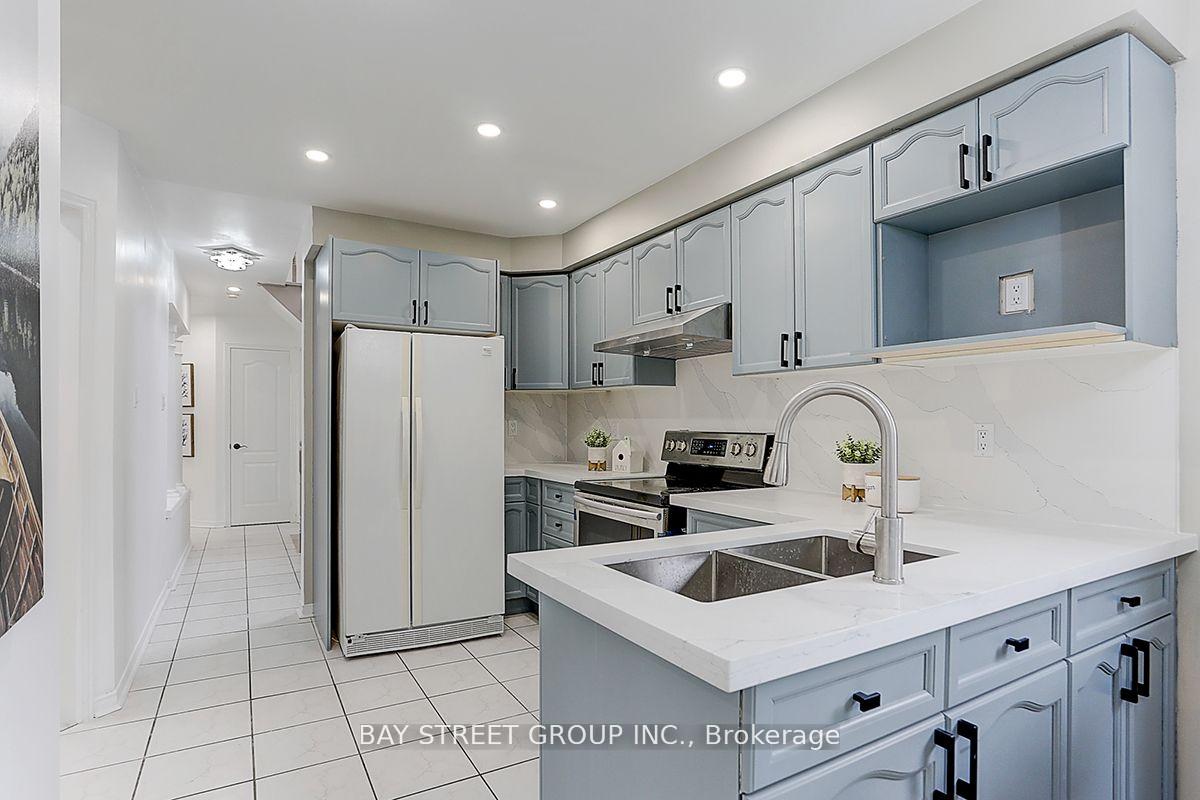 Photo 13 of 36 Elena Crescent, Vaughan, Maple — HOMEH