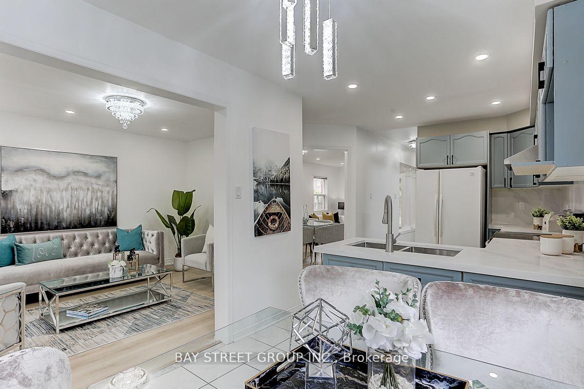 Photo 5 of 36 Elena Crescent, Vaughan, Maple — HOMEH
