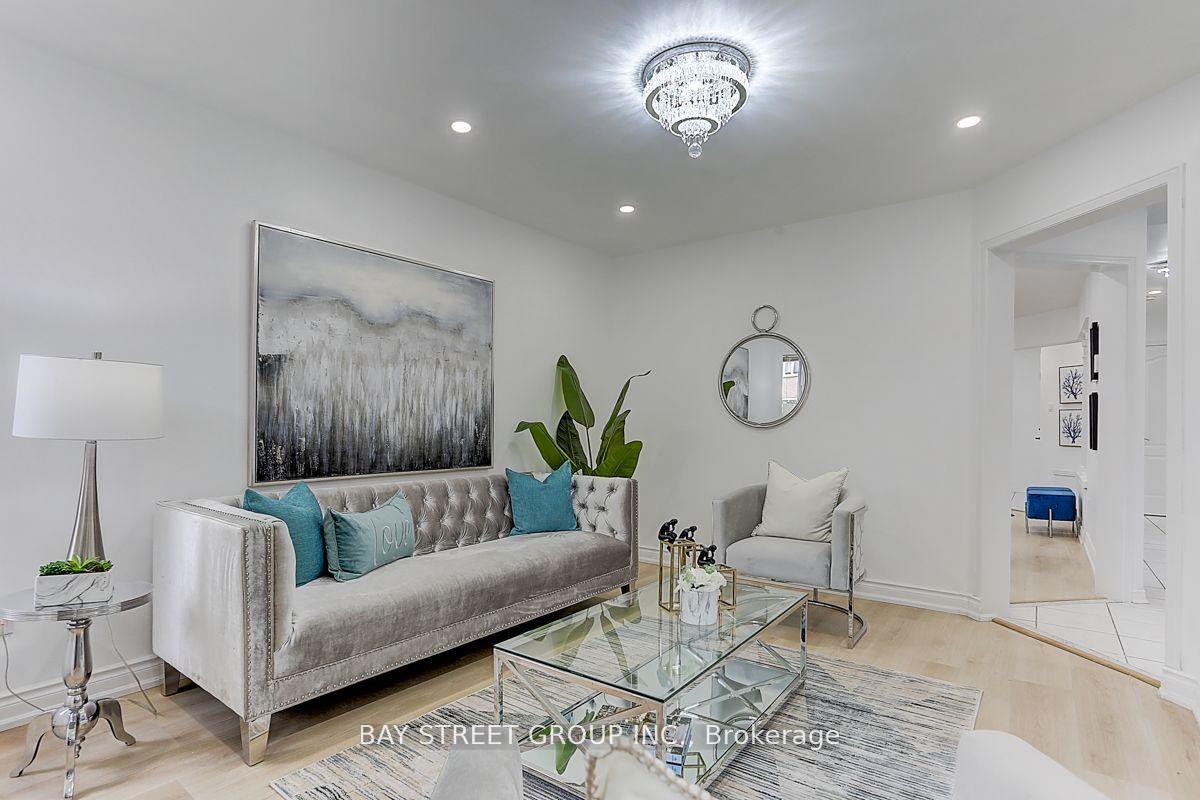 Photo 7 of 36 Elena Crescent, Vaughan, Maple — HOMEH