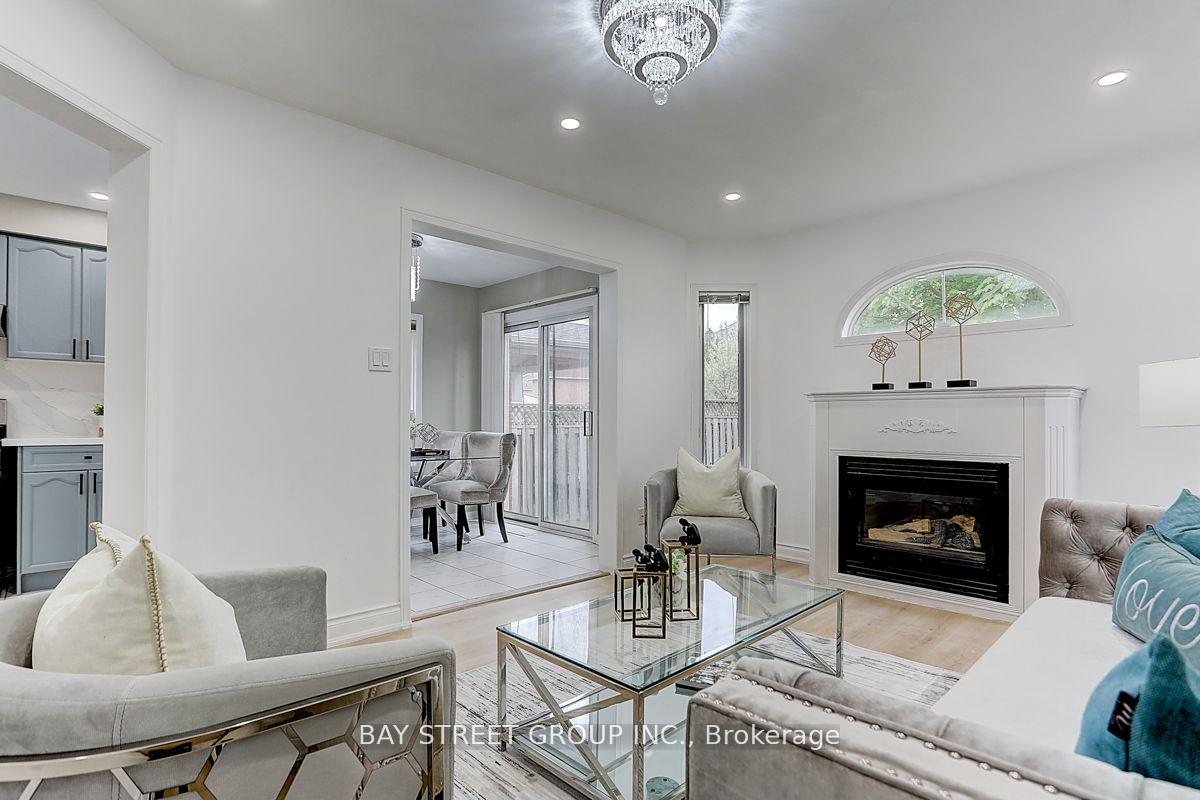Photo 10 of 36 Elena Crescent, Vaughan, Maple — HOMEH