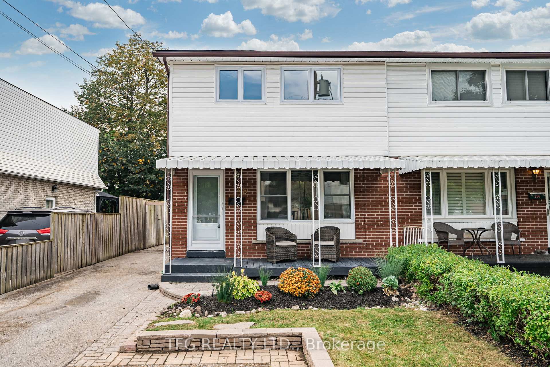 Front of 298 Waverly Street S