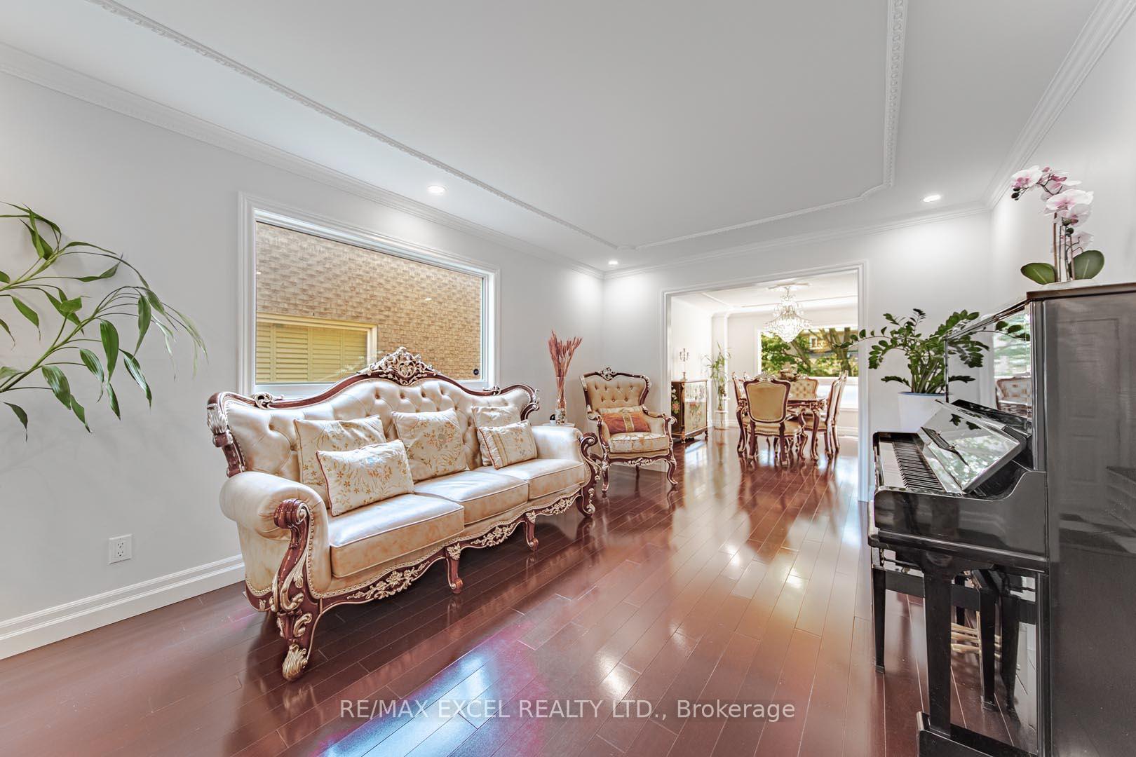 Photo 4 of 391 Manhattan Drive, Markham, Markville — HOMEH