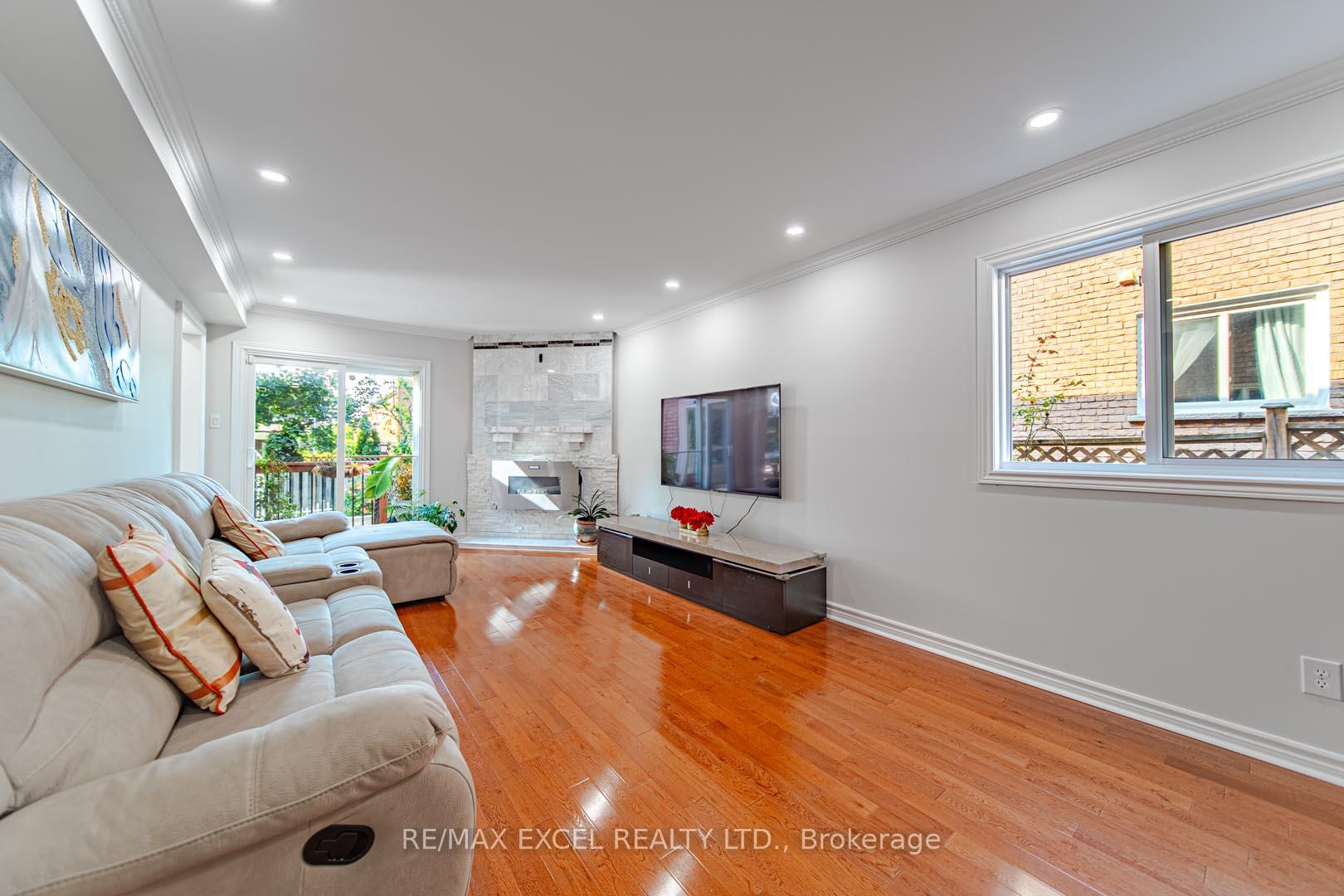 Photo 8 of 391 Manhattan Drive, Markham, Markville — HOMEH