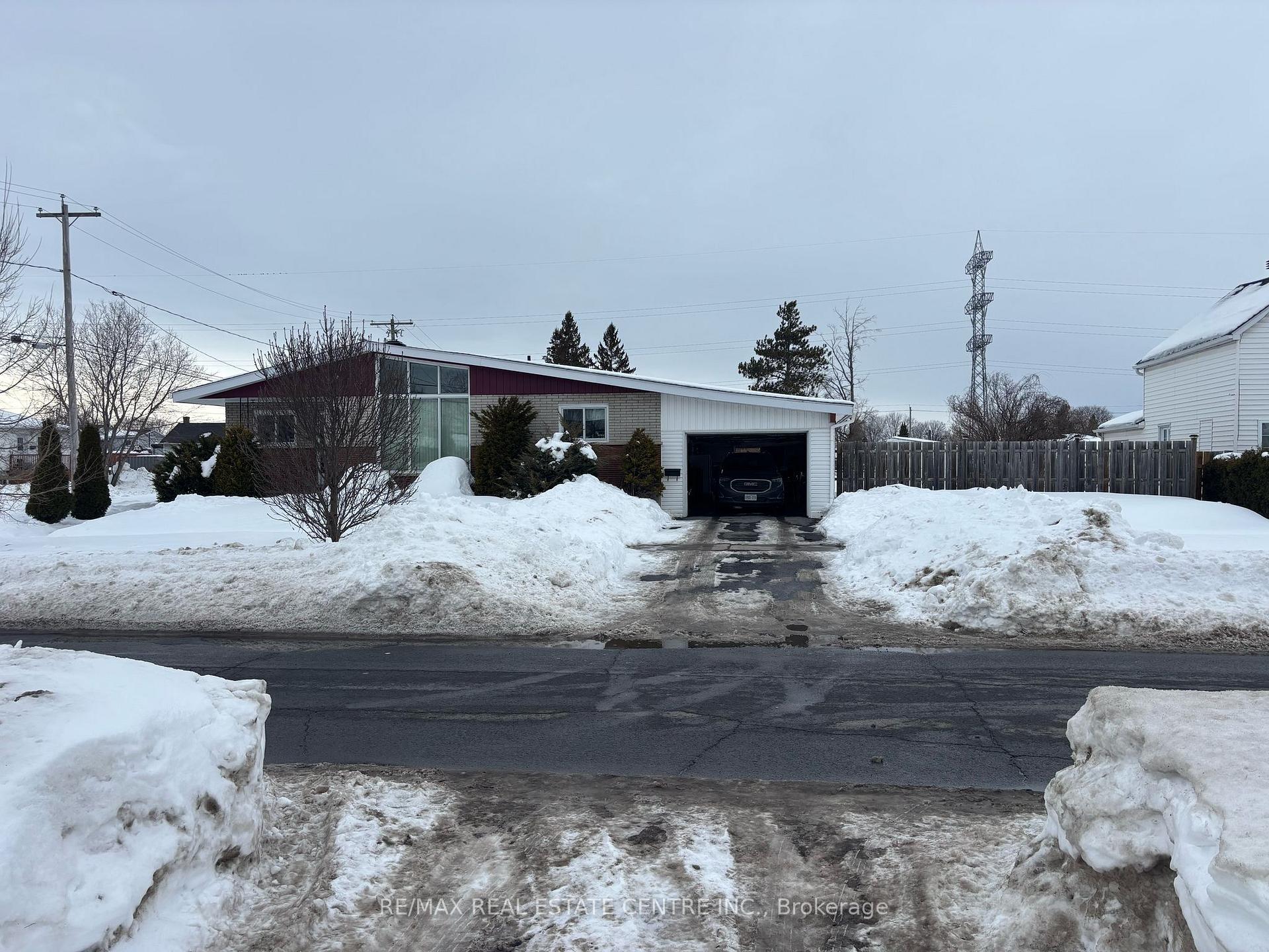Photo 3 of 1401 Lascelle Avenue, Cornwall — HOMEH