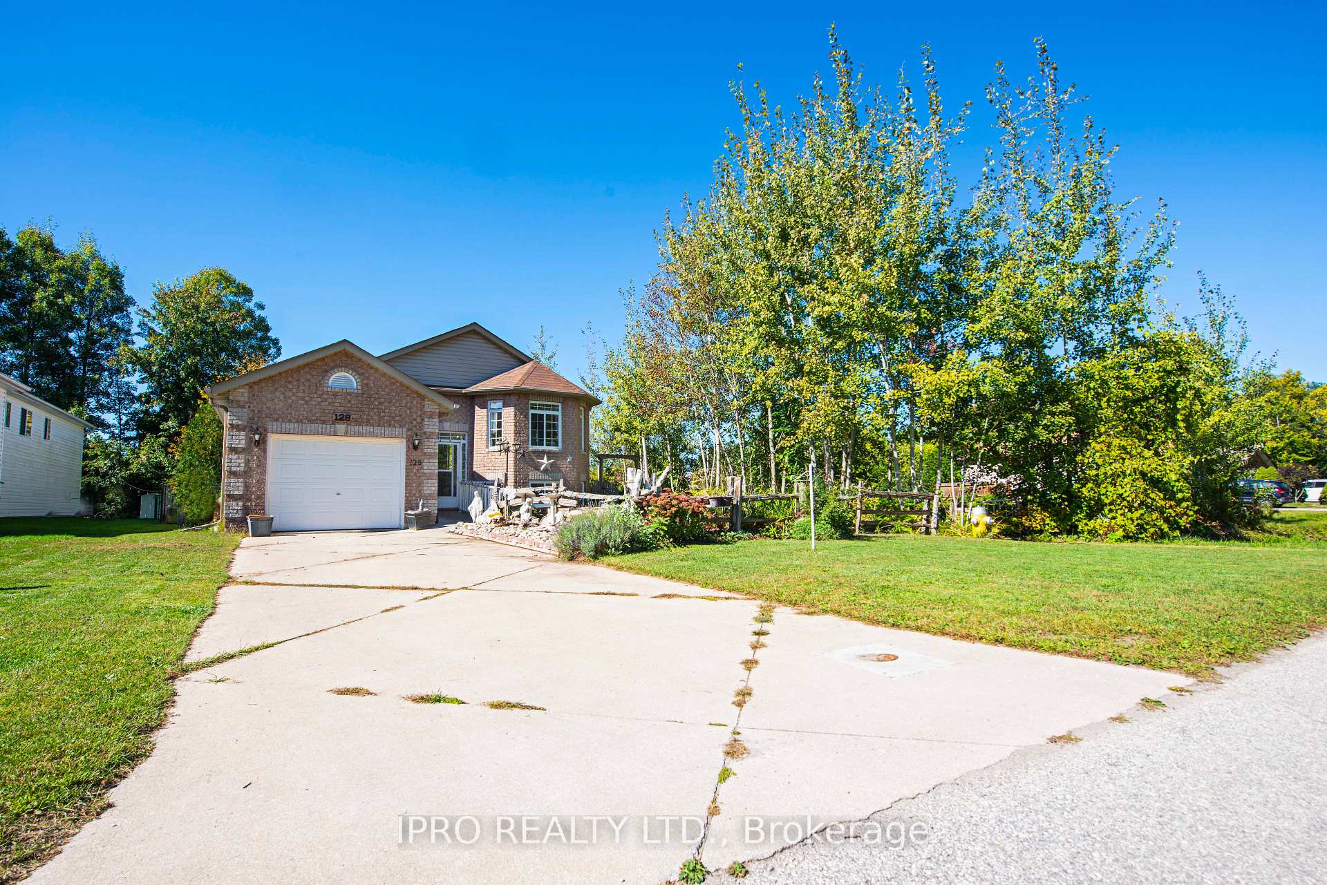 Photo 3 of 128 Smallman Drive, Wasaga Beach — HOMEH