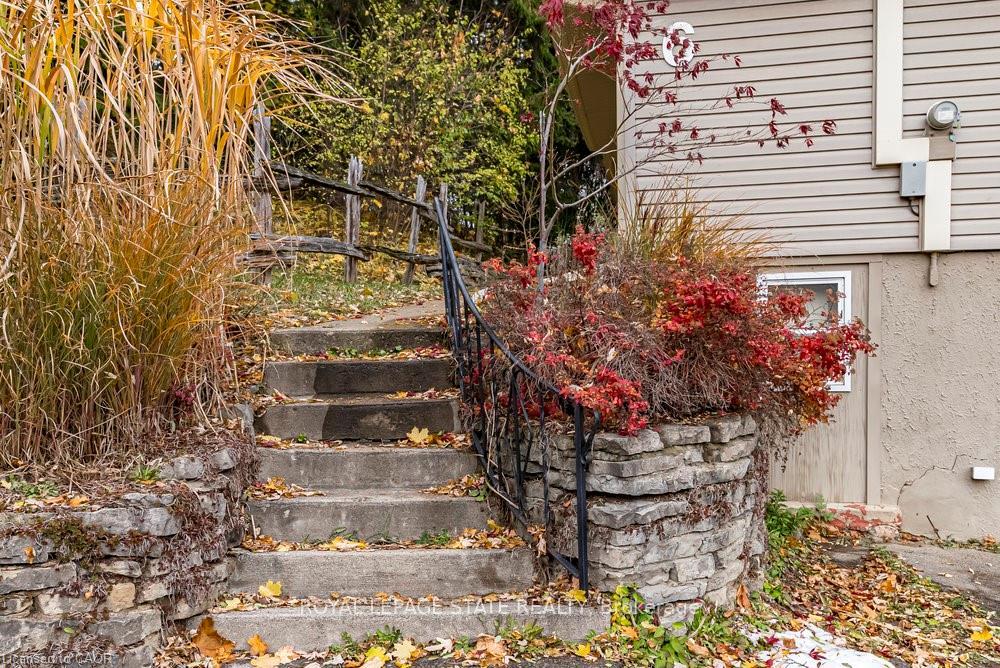 Photo 2 of 6 Begue Street, Hamilton, Dundas — HOMEH
