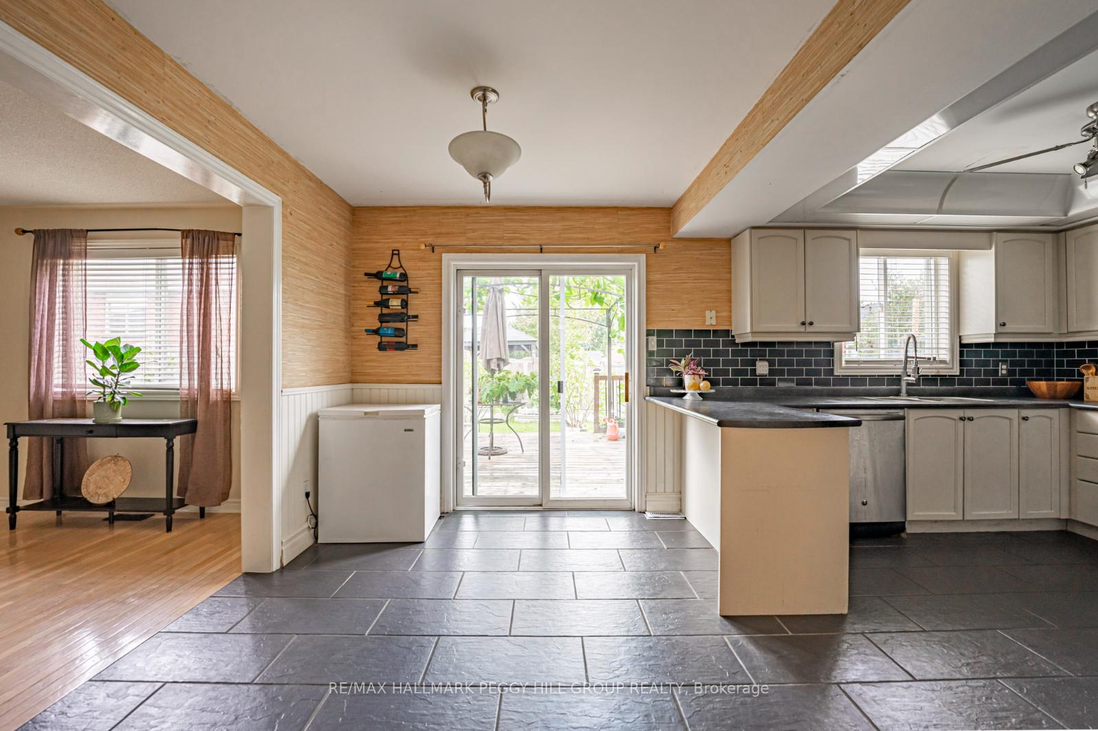 Photo 10 of 5 Michael Crescent, Barrie, East Bayfield — HOMEH