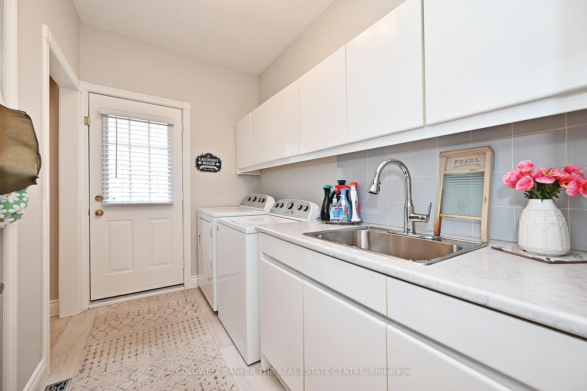 Photo 9 of 92 Carlyle Crescent, Aurora, Aurora Highlands — HOMEH
