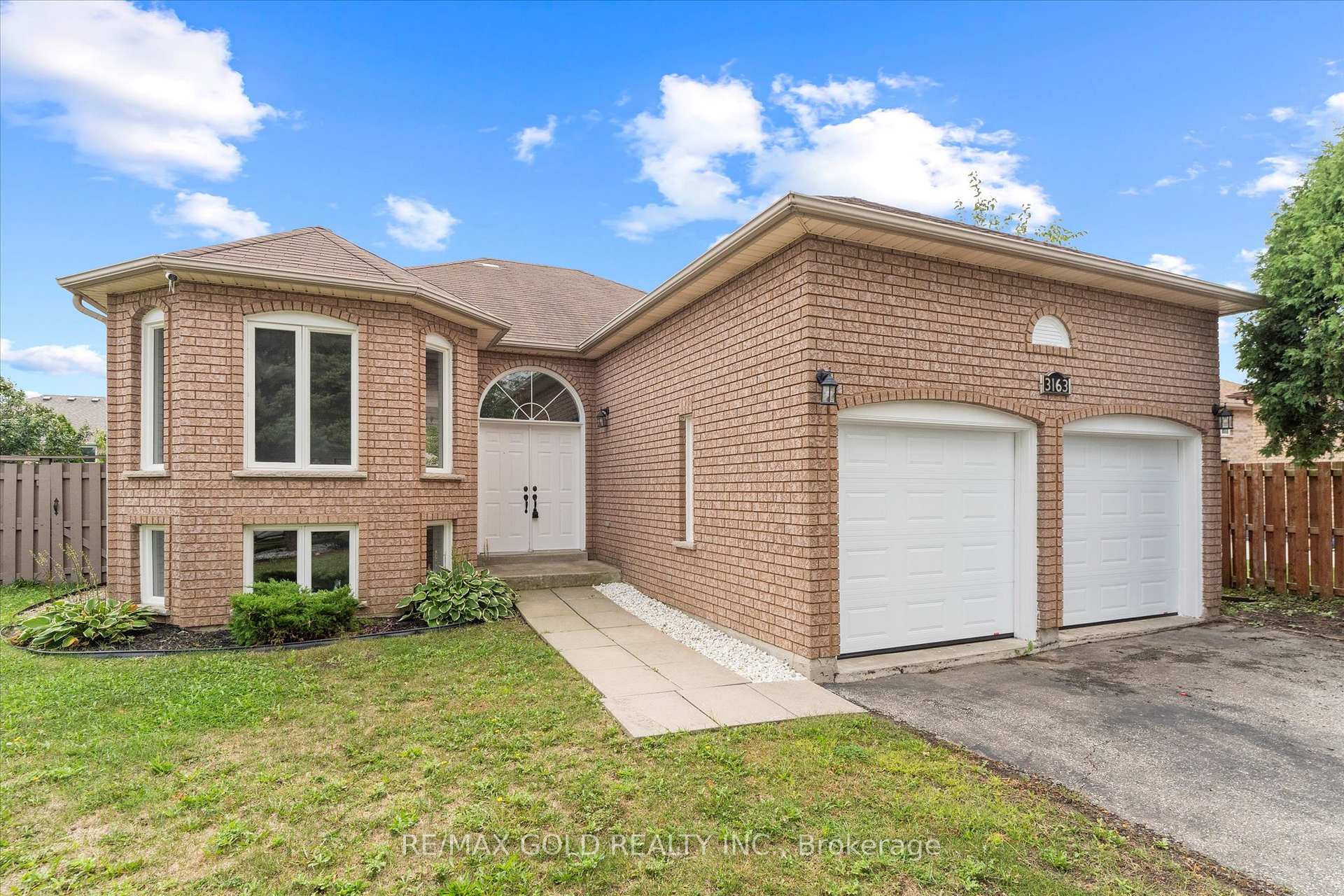 Photo 2 of 3163 Fletcher Crescent, Windsor — HOMEH