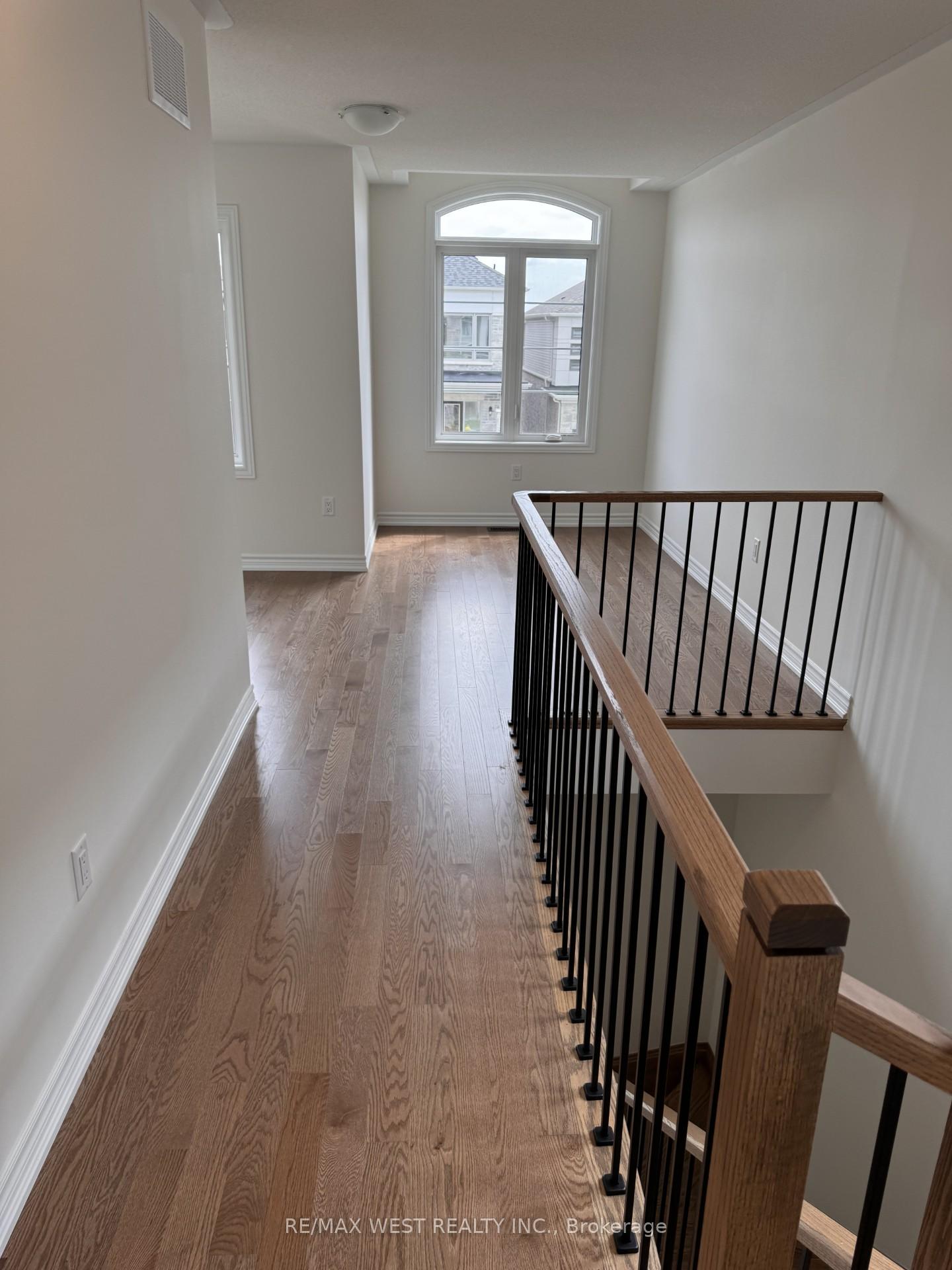 Photo 5 of 11 Gemini Drive, Barrie, Rural Barrie Southeast — HOMEH