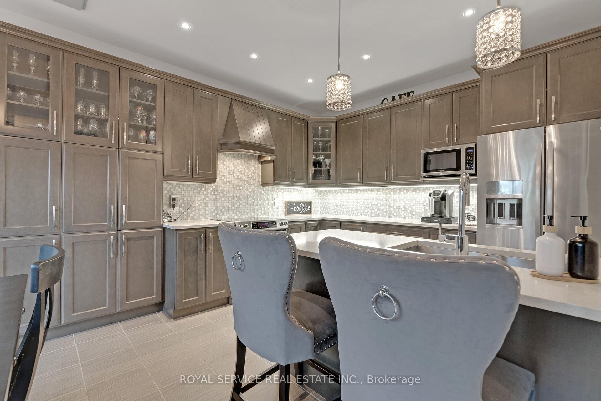 Photo 4 of 2 Northglen Drive, Clarington, Bowmanville — HOMEH