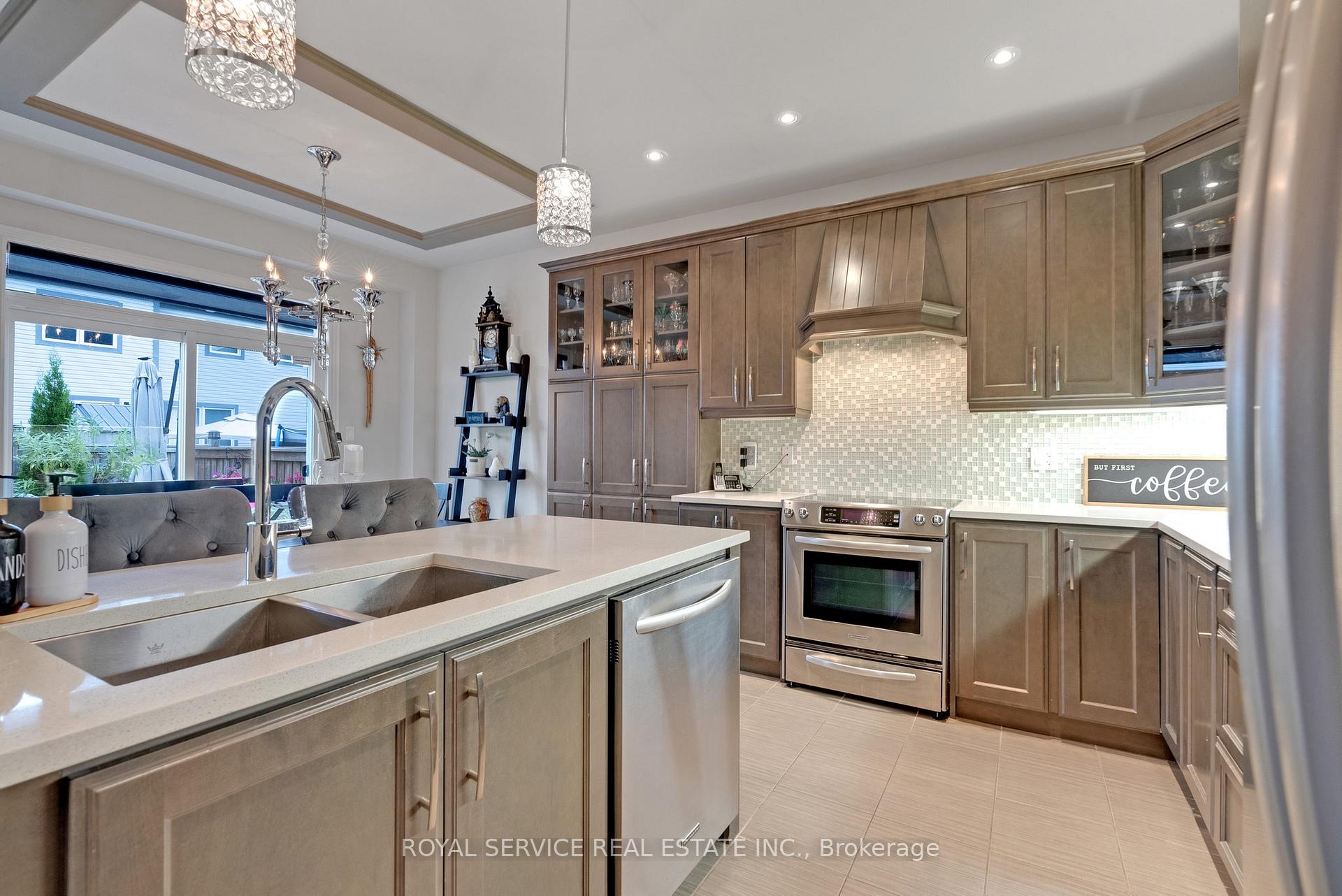 Photo 6 of 2 Northglen Drive, Clarington, Bowmanville — HOMEH