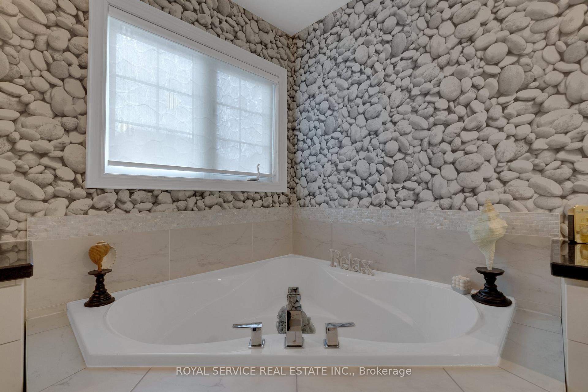 Photo 17 of 2 Northglen Drive, Clarington, Bowmanville — HOMEH