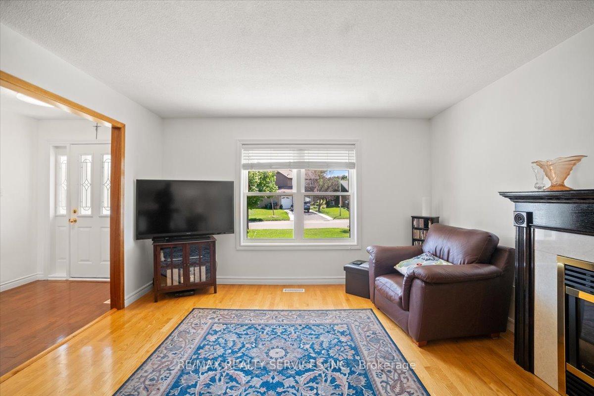 Photo 4 of 57 Lorraine Crescent, Brampton, Westgate — HOMEH