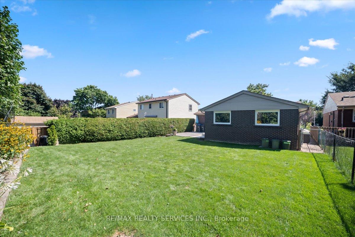 Photo 24 of 57 Lorraine Crescent, Brampton, Westgate — HOMEH