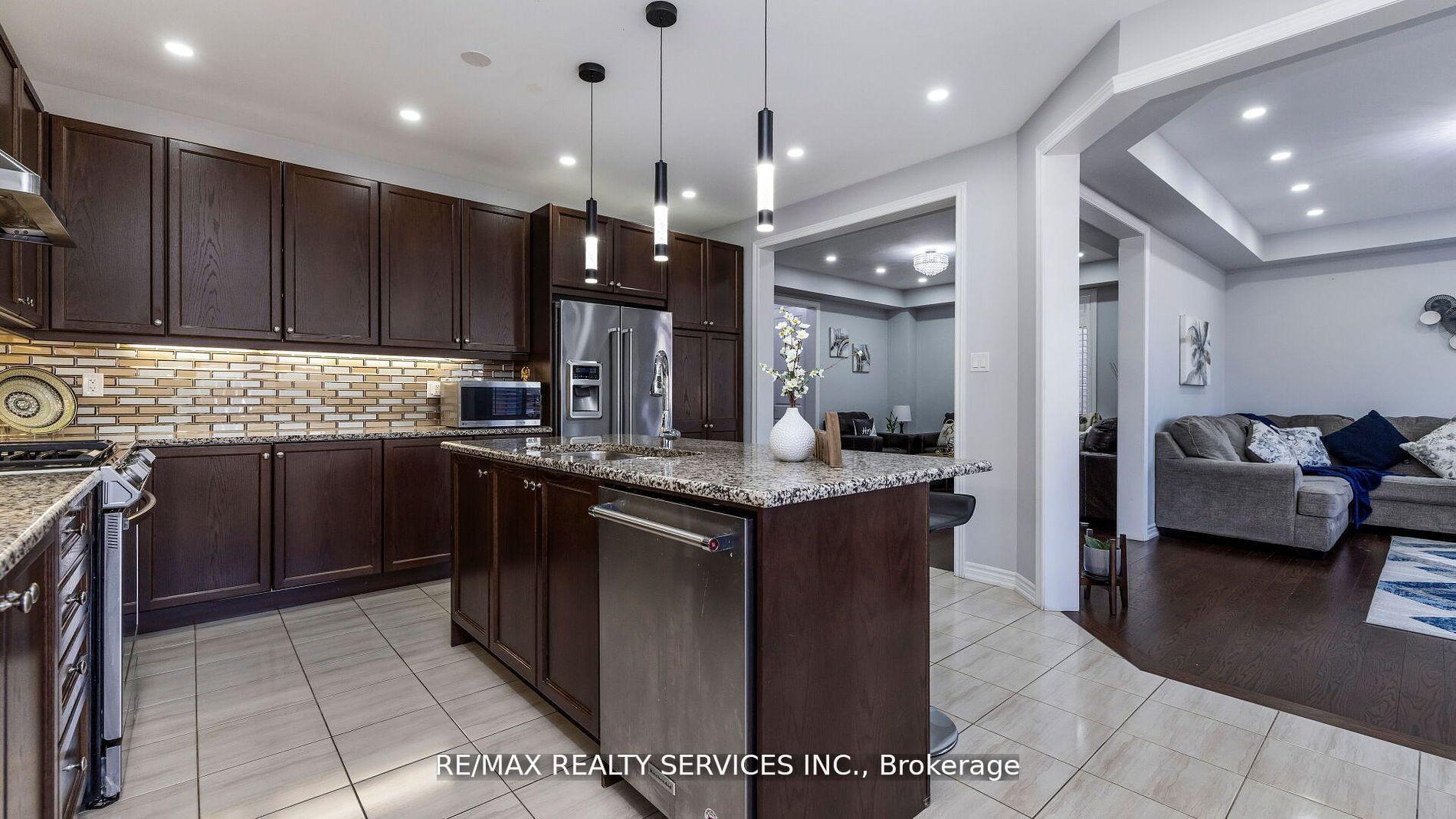 Photo 5 of 104 Roulette Crescent, Brampton, Northwest Brampton — HOMEH