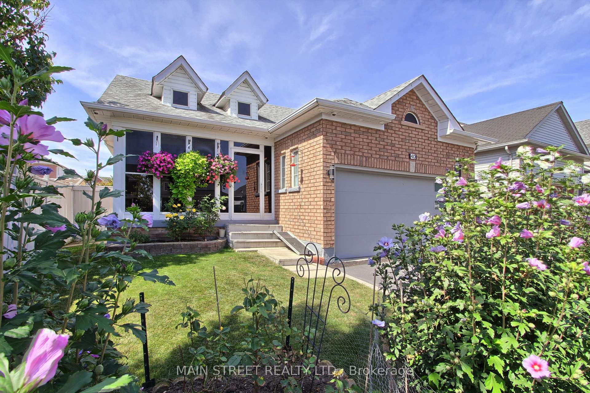 Photo 2 of 40 Silverstone Crescent, Georgina, Keswick South — HOMEH