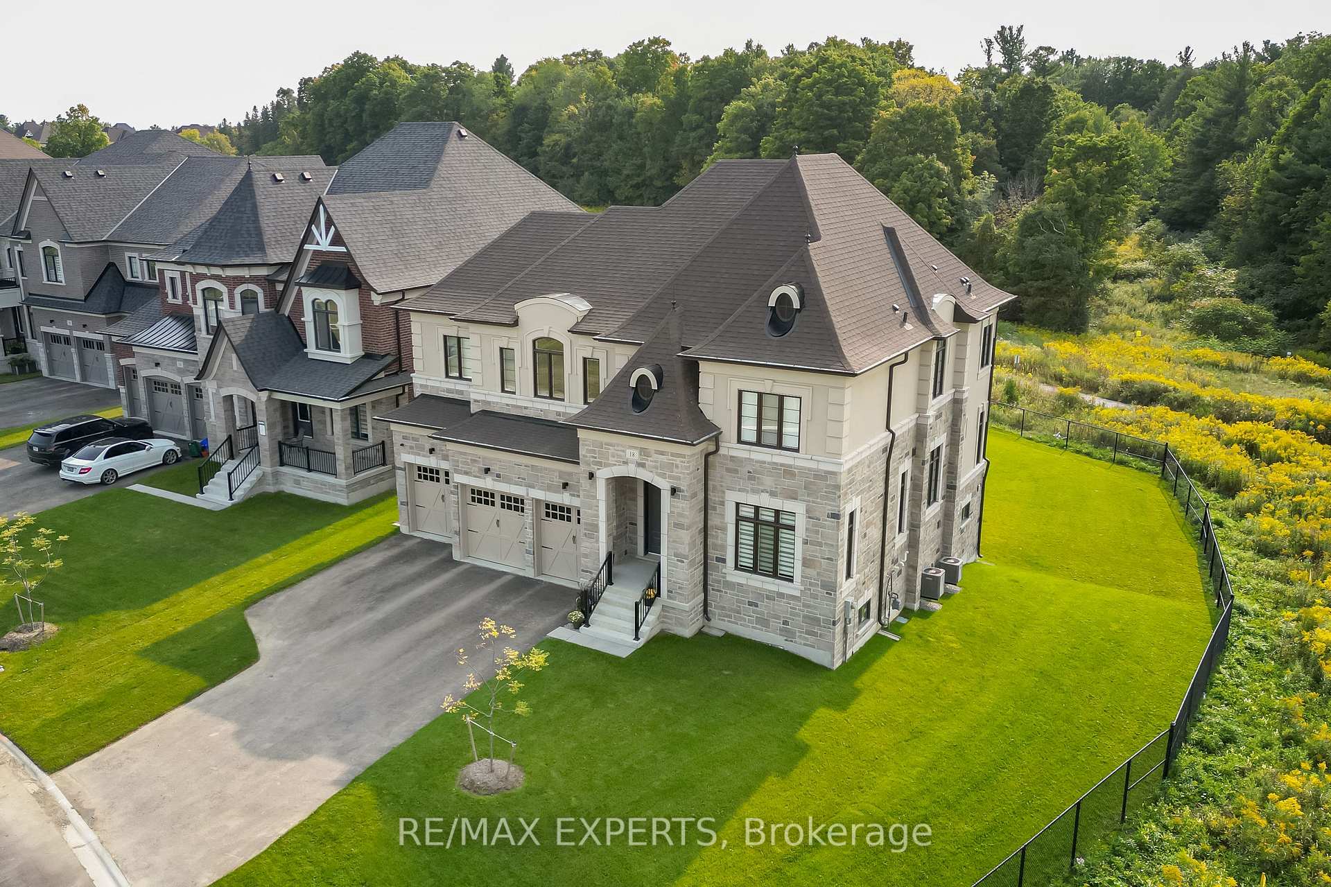 Photo 5 of 18 Enclave Court, Vaughan, Kleinburg — HOMEH