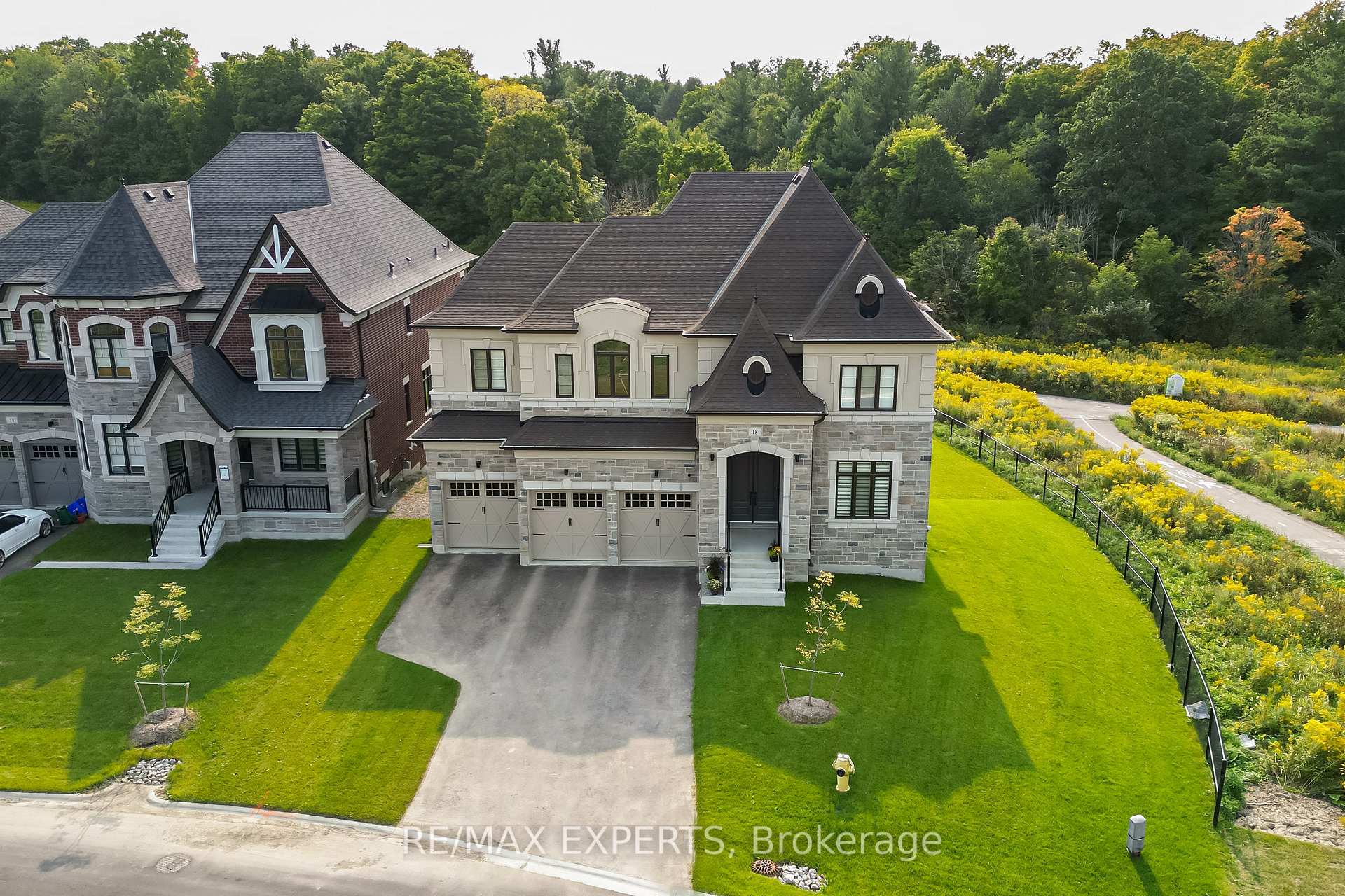 Photo 3 of 18 Enclave Court, Vaughan, Kleinburg — HOMEH