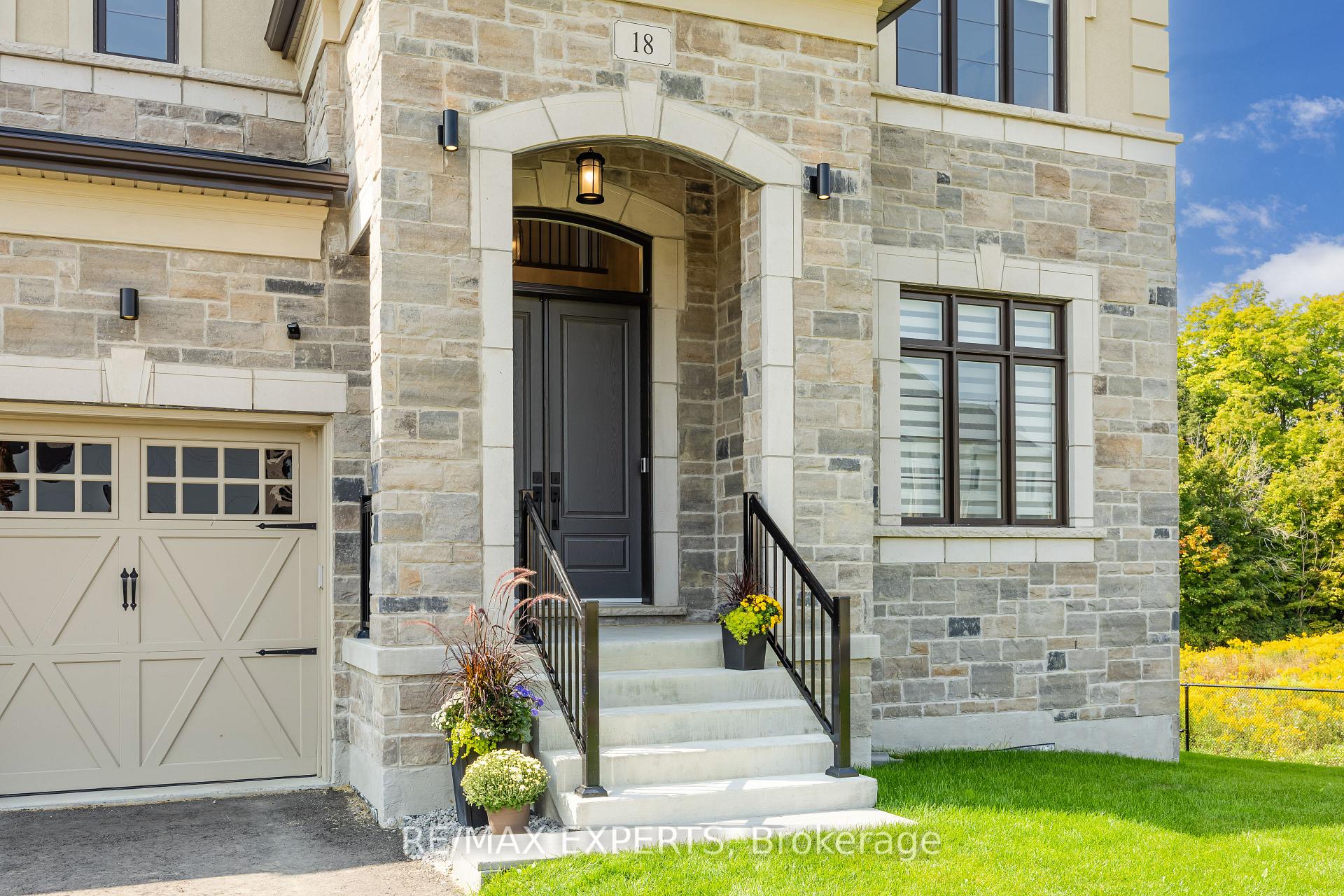Photo 2 of 18 Enclave Court, Vaughan, Kleinburg — HOMEH