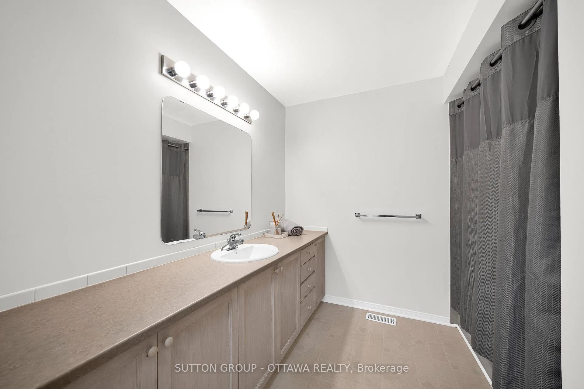 Photo 28 of 128 Annapolis Circle, Ottawa, Hunt Club — HOMEH