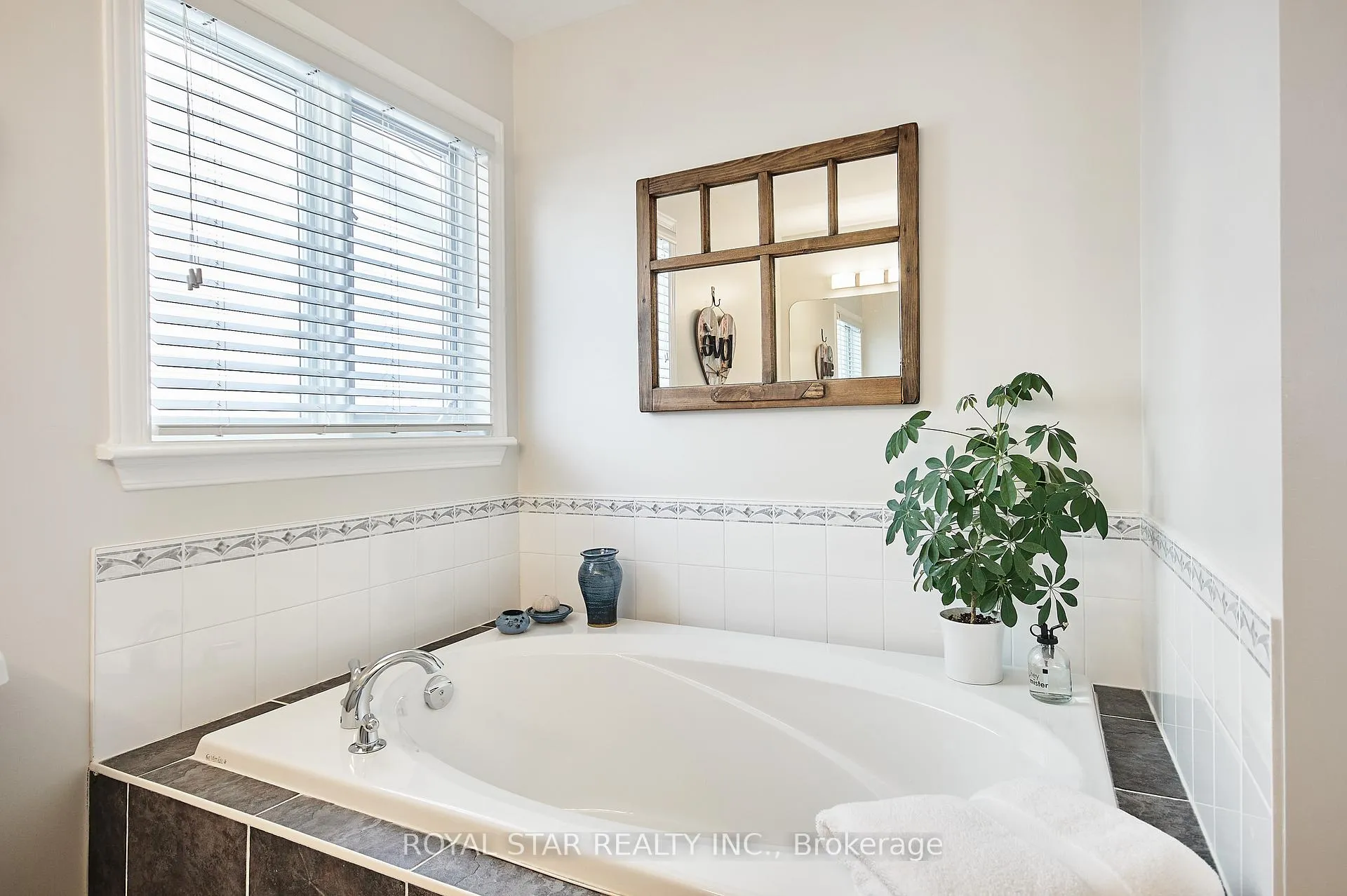 Photo 30 of 38 Rialto Way, Ottawa, Hunt Club Park/Greenboro — HOMEH