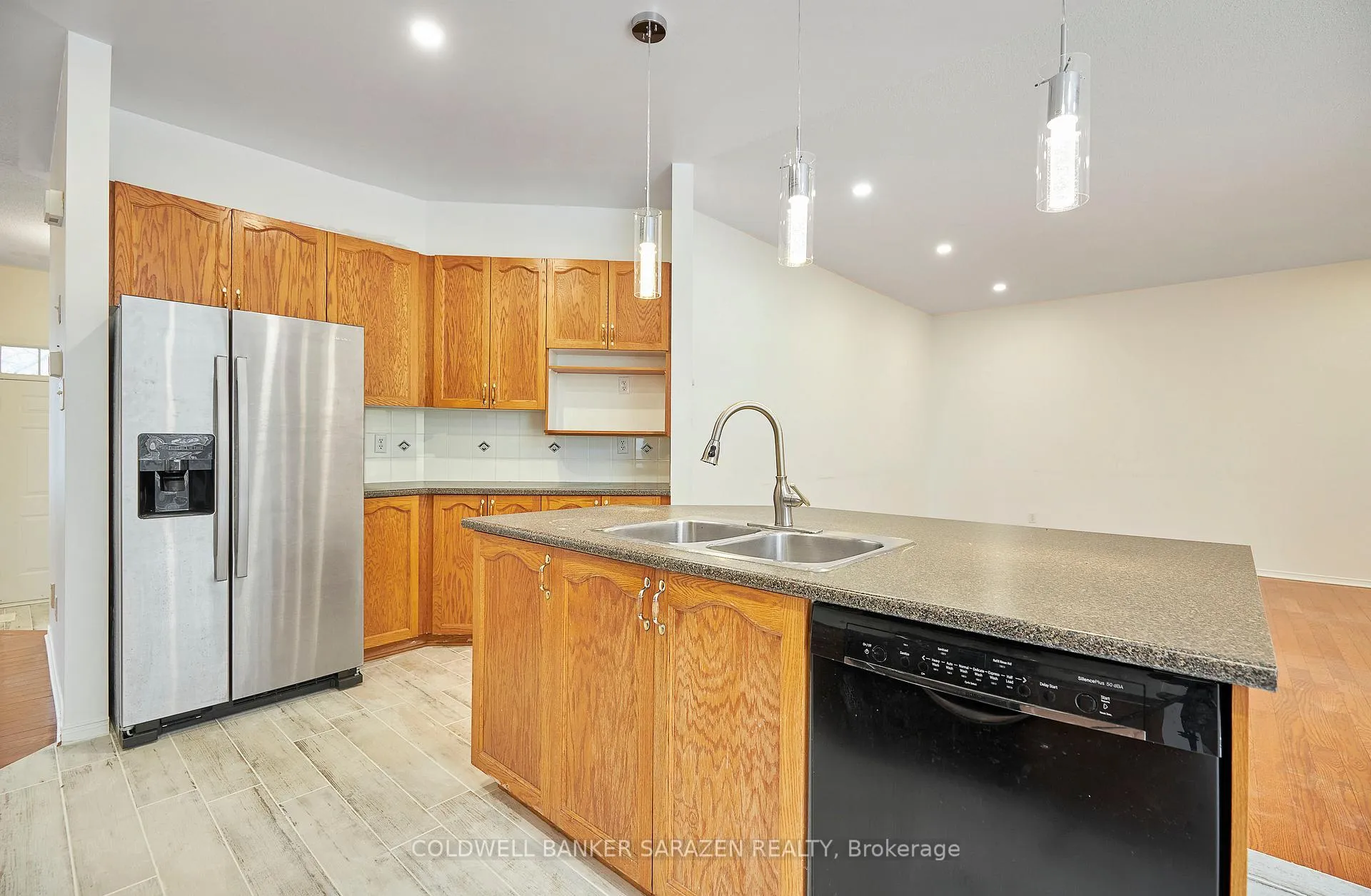 Photo 10 of 198 Annapolis Circle, Ottawa, Hunt Club — HOMEH