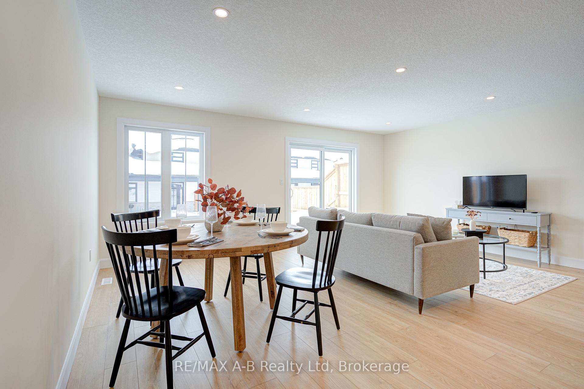 Photo 19 of 18 Linda Drive, Huron East, Seaforth — HOMEH