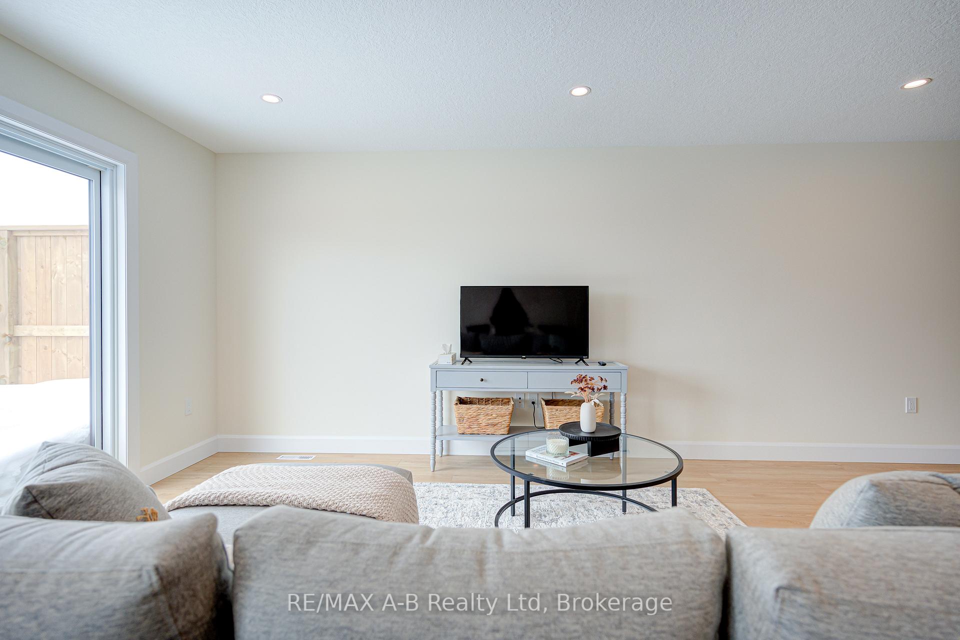 Photo 22 of 18 Linda Drive, Huron East, Seaforth — HOMEH