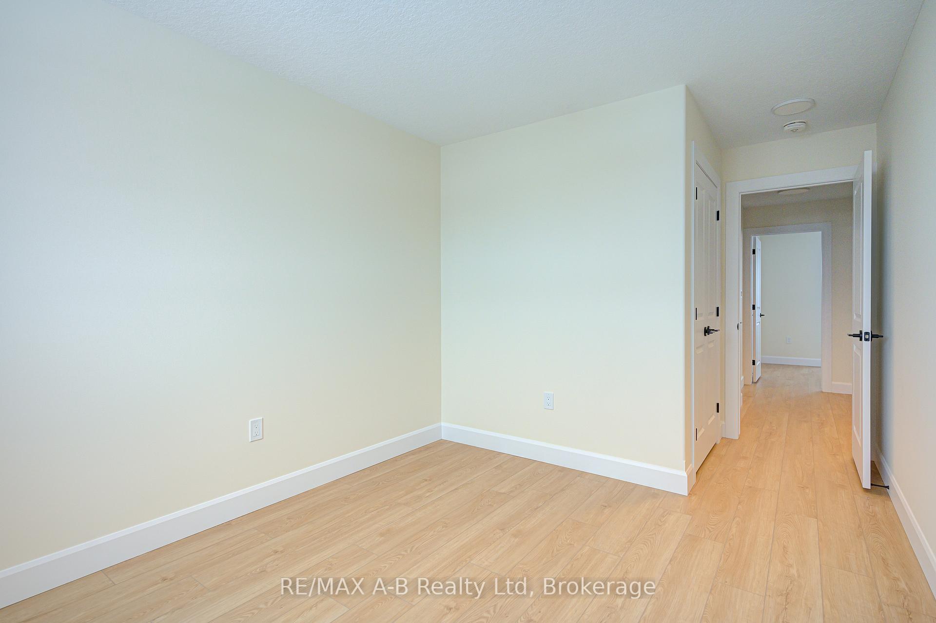 Photo 32 of 18 Linda Drive, Huron East, Seaforth — HOMEH