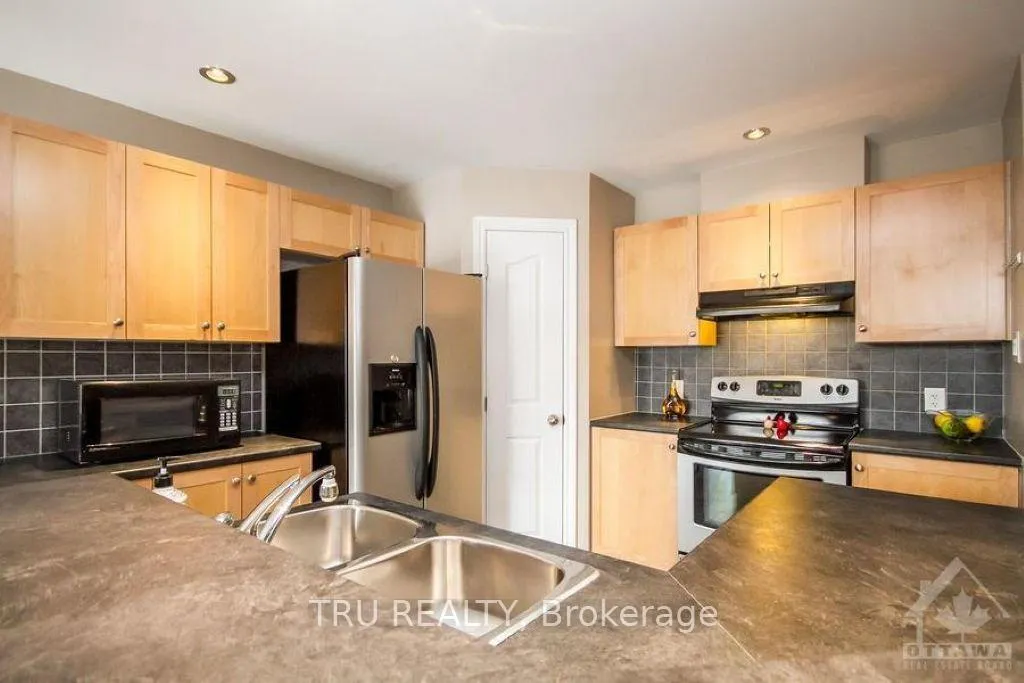 Photo 10 of 161 Tandalee Crescent, Ottawa, Kanata - Emerald Meadows/Trailwest — HOMEH