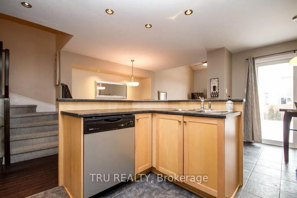 Photo 11 of 161 Tandalee Crescent, Ottawa, Kanata - Emerald Meadows/Trailwest — HOMEH