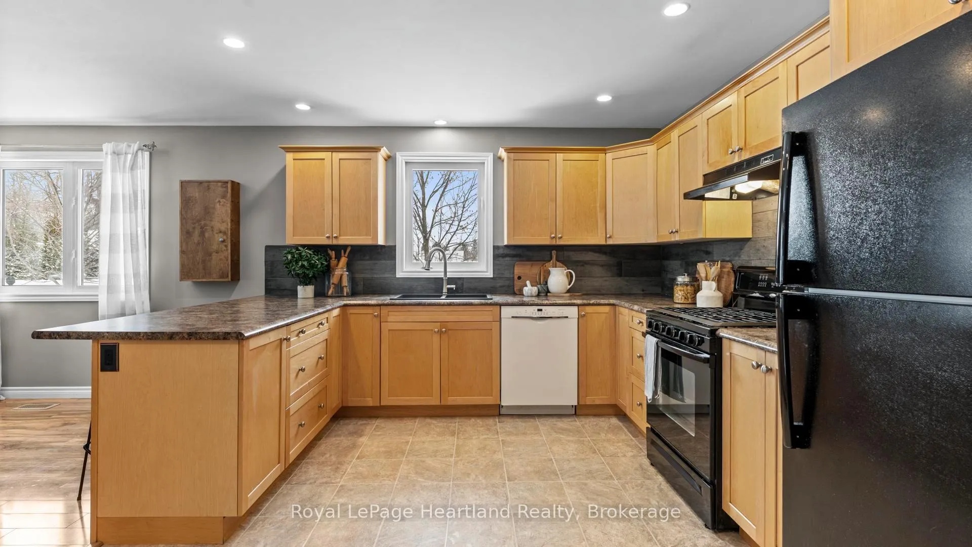 Photo 11 of 180 Toronto Boulevard, Huron East, Vanastra — HOMEH