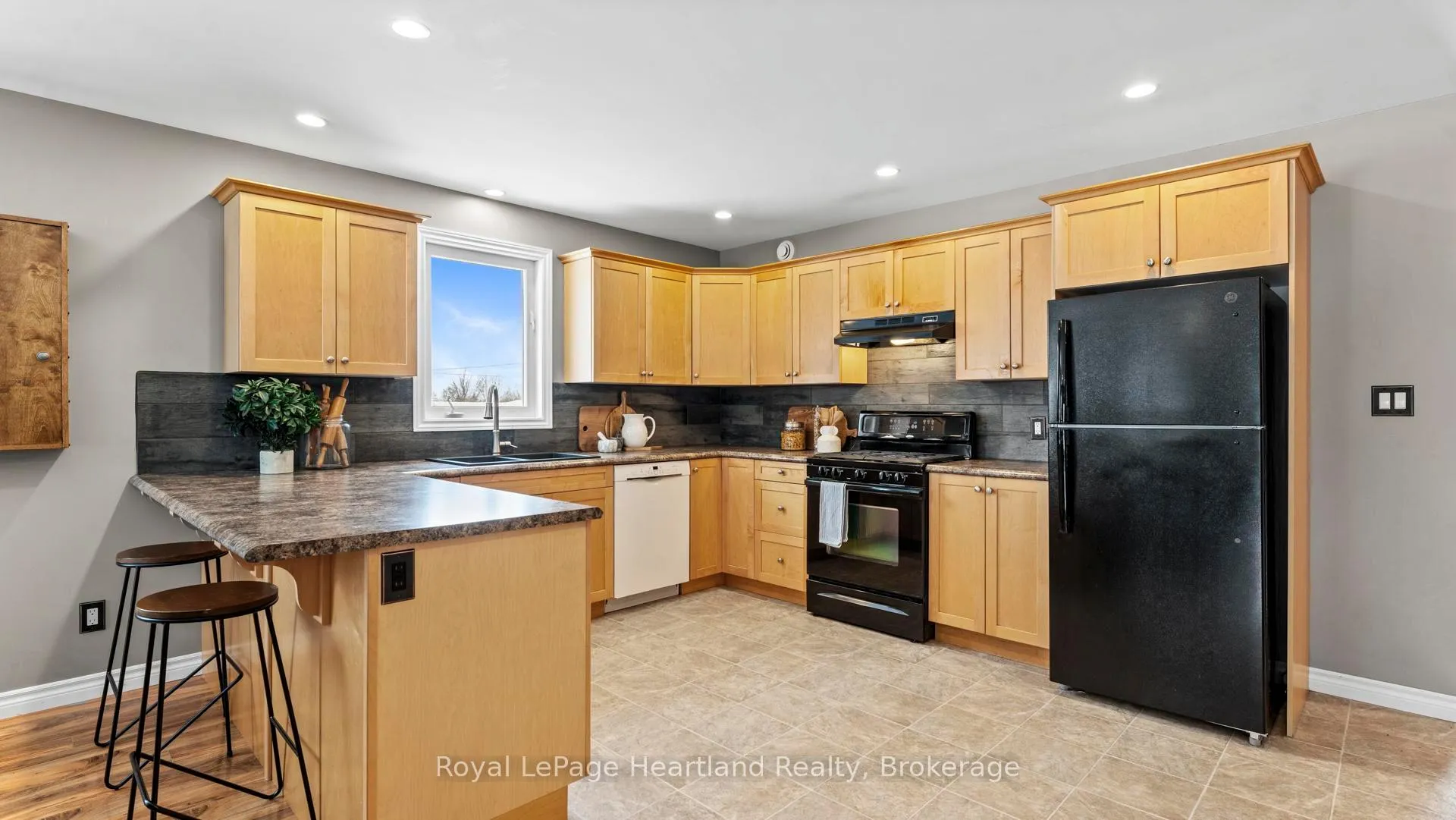 Photo 12 of 180 Toronto Boulevard, Huron East, Vanastra — HOMEH