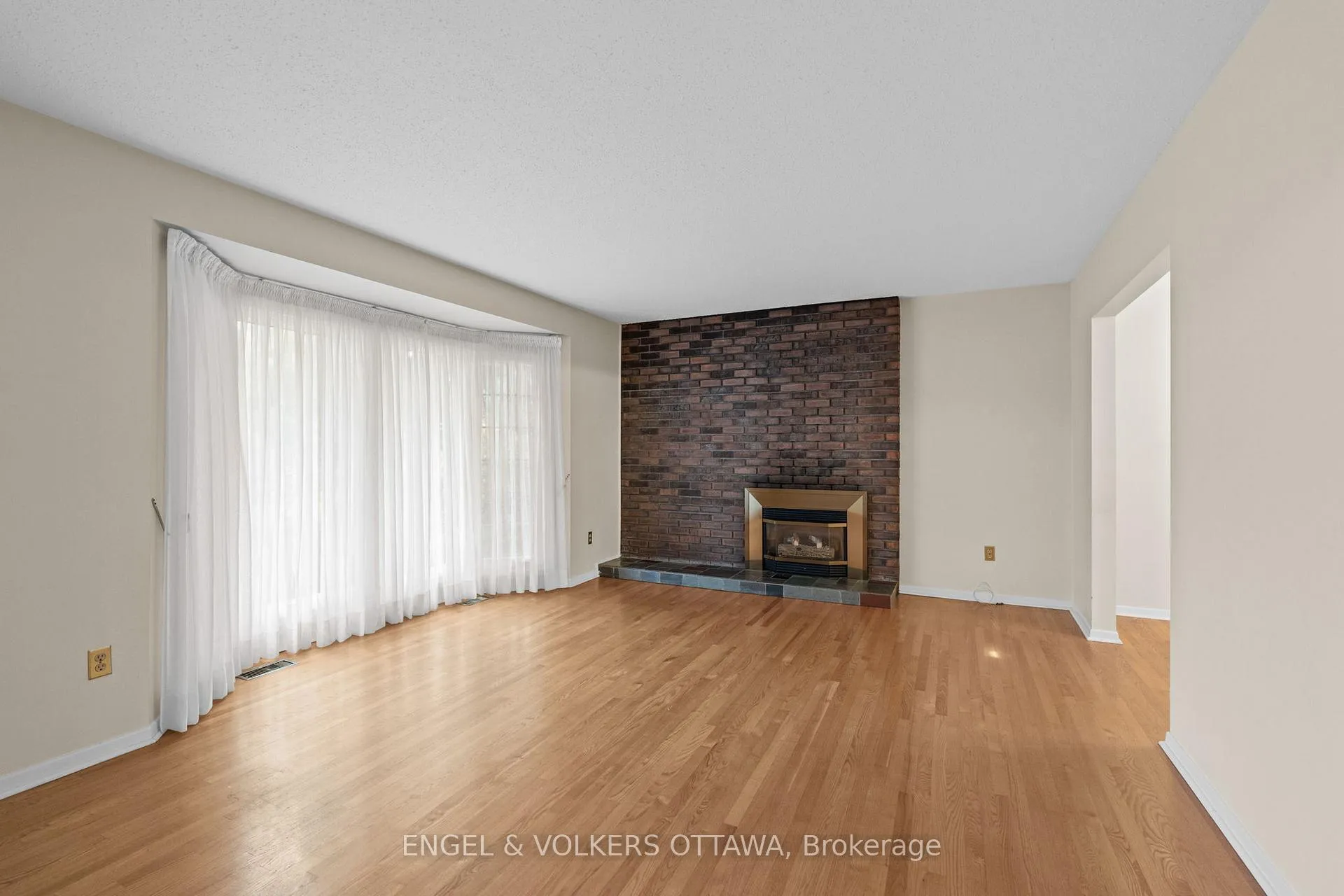 Photo 5 of 3348 Kodiak Street, Ottawa, South Keys — HOMEH