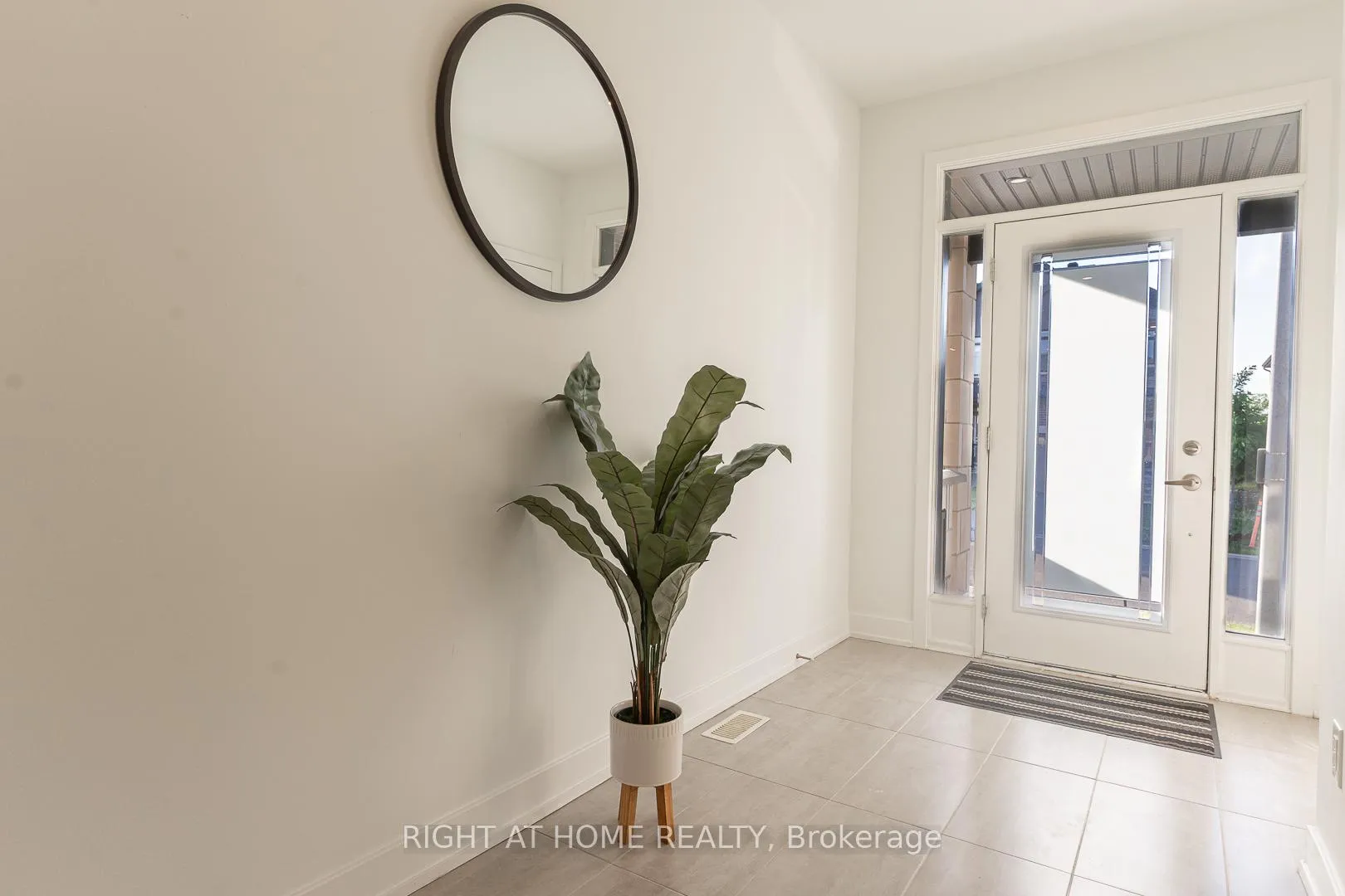 Photo 3 of 16 Nettle Crescent, Ottawa, Leitrim — HOMEH