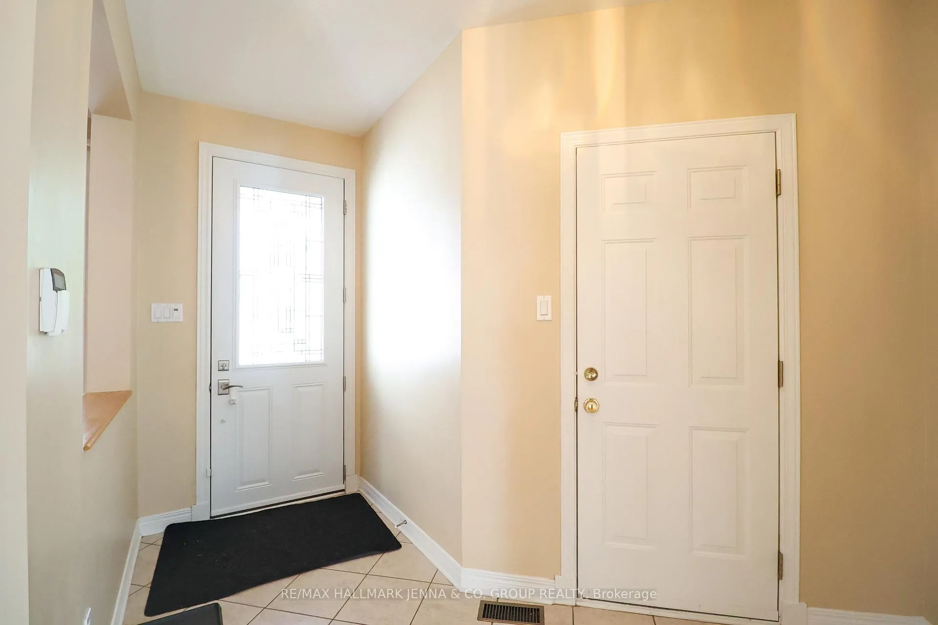 Photo 4 of 6 Bellingham Place, Ottawa, Hunt Club Park/Greenboro — HOMEH