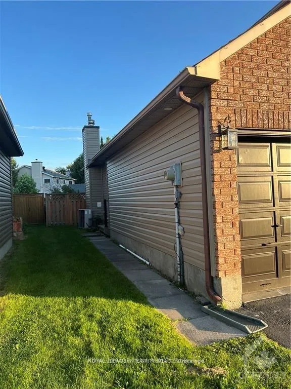 Photo 2 of Unit B, 1520 Blohm Drive, Ottawa, Hunt Club Park — HOMEH