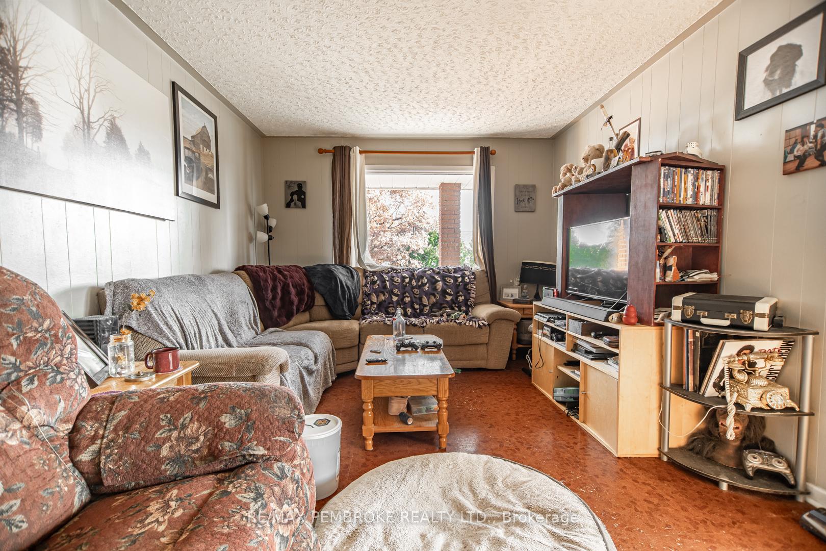 Photo 2 of 632 First Avenue, Laurentian Valley — HOMEH