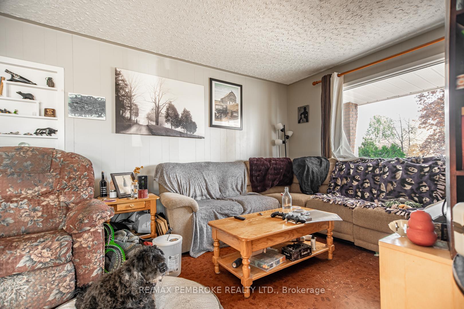 Photo 3 of 632 First Avenue, Laurentian Valley — HOMEH