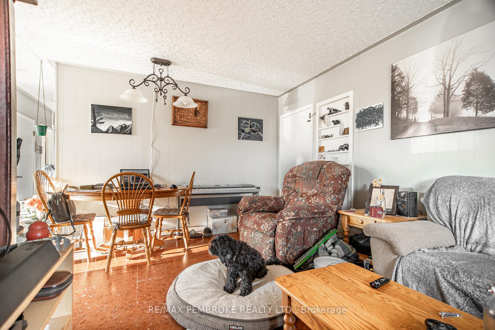 Photo 4 of 632 First Avenue, Laurentian Valley — HOMEH