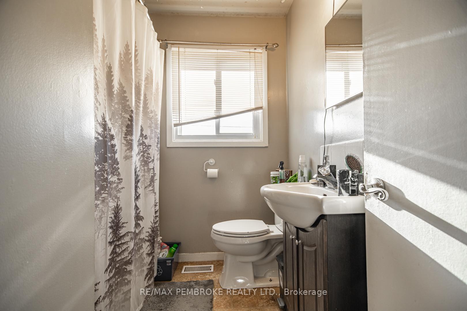 Photo 5 of 632 First Avenue, Laurentian Valley — HOMEH