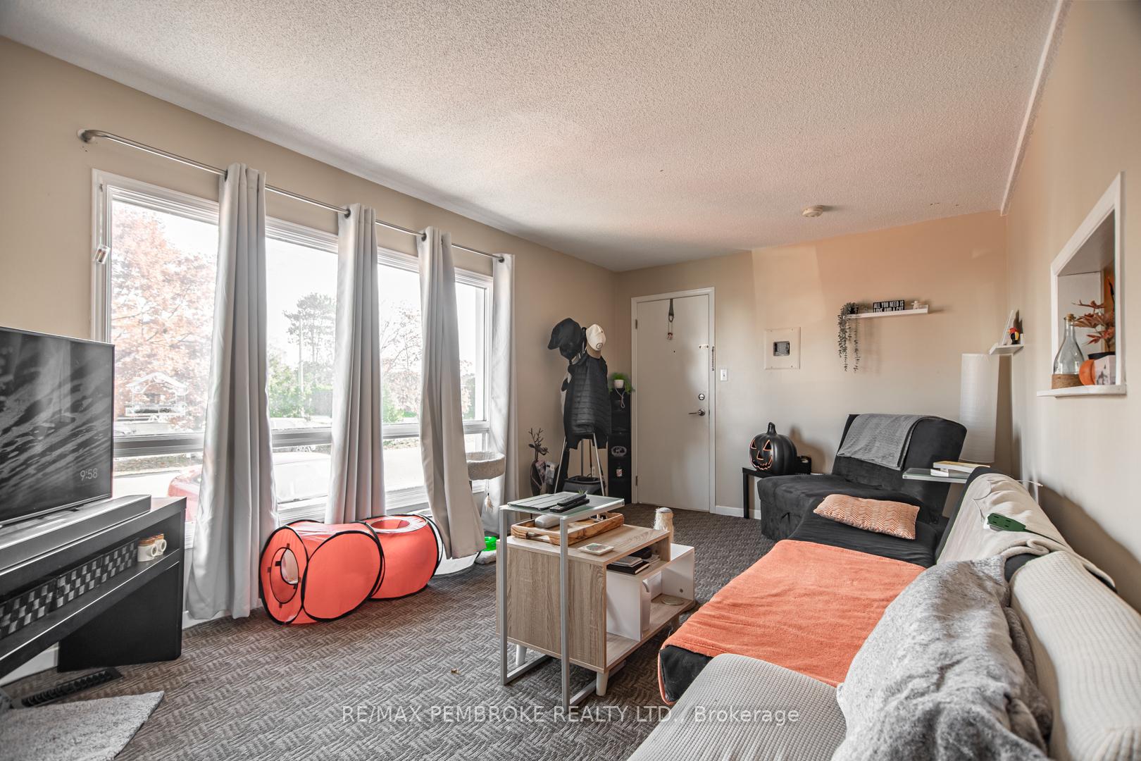 Photo 17 of 632 First Avenue, Laurentian Valley — HOMEH