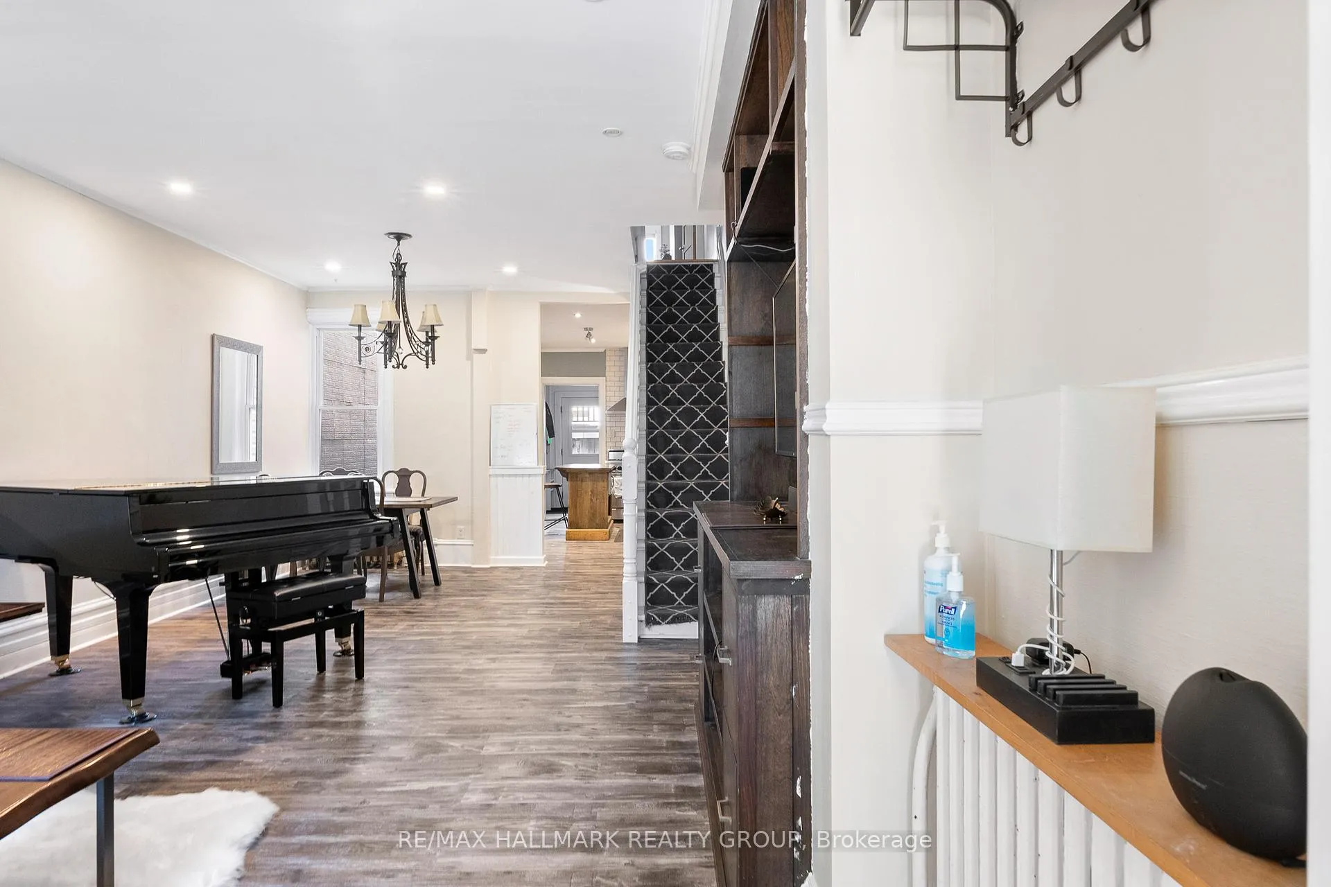 Photo 3 of 181 Guigues Avenue, Ottawa, Lower Town/Byward Market — HOMEH