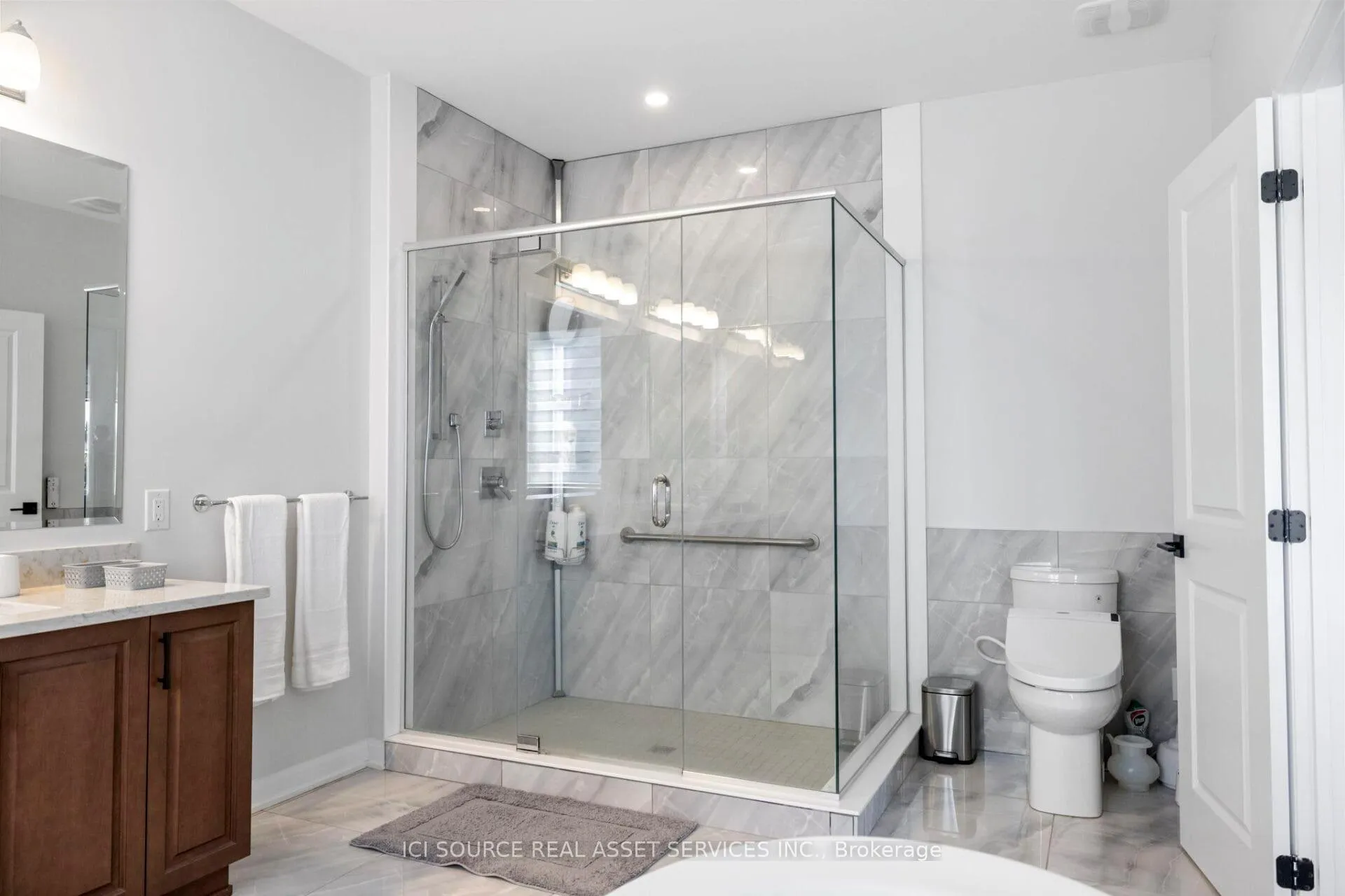 Photo 22 of Unit Upper, 733 Coast Circle, Ottawa, Mahogany Community — HOMEH